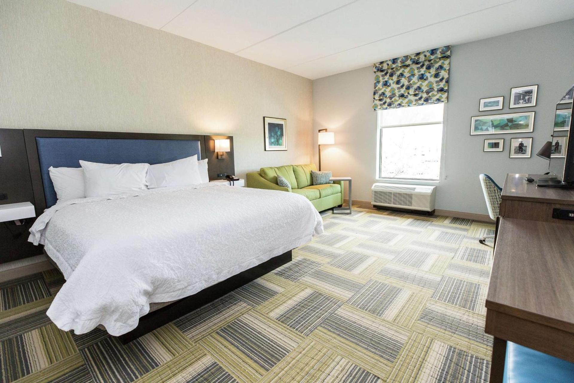 Hampton Inn & Suites Syracuse North Airport Area photo 21