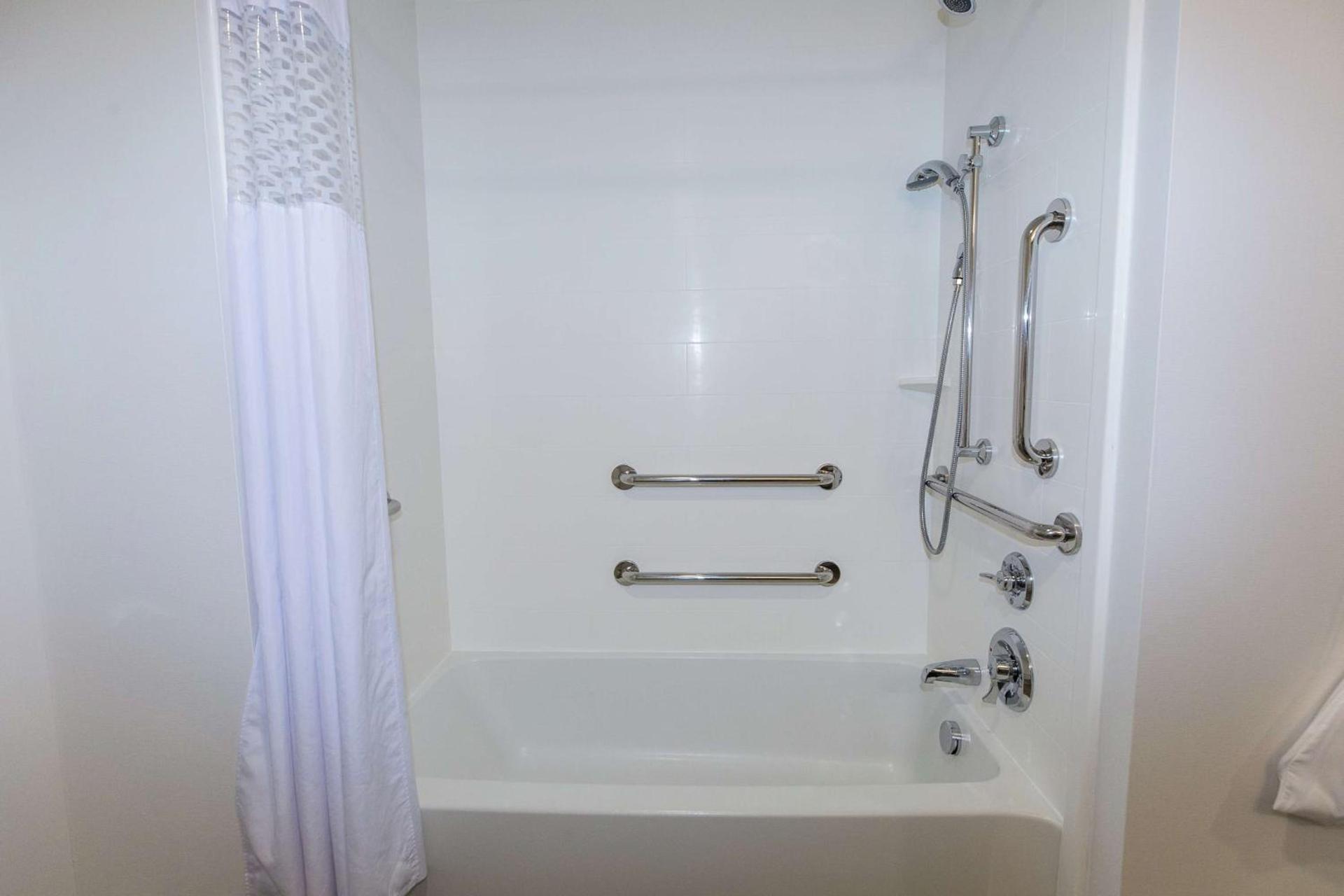 Hampton Inn & Suites Syracuse North Airport Area photo 28