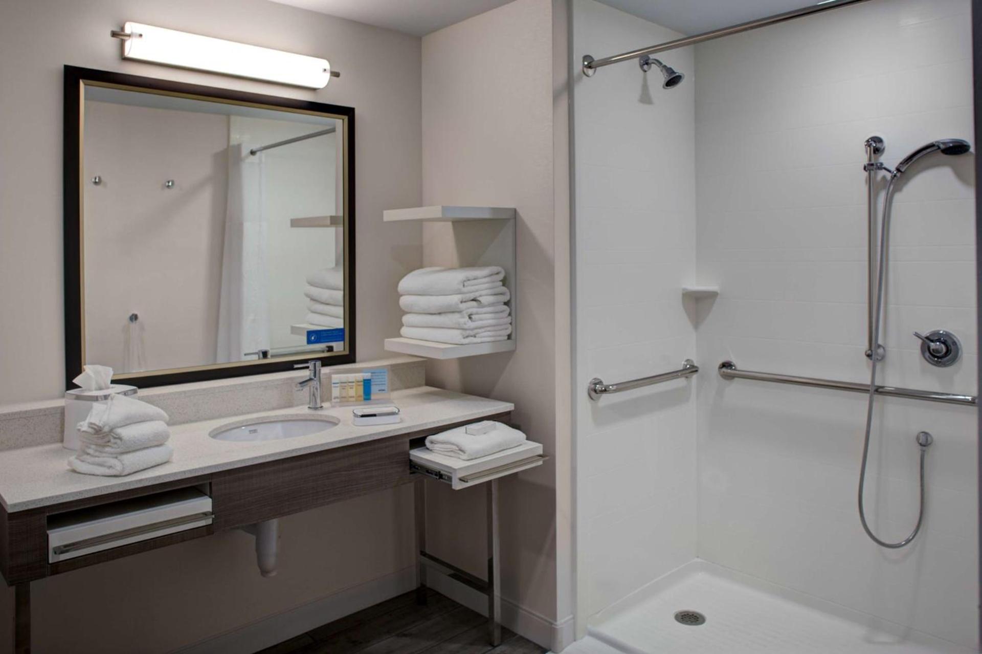 Hampton Inn & Suites Syracuse North Airport Area photo 32