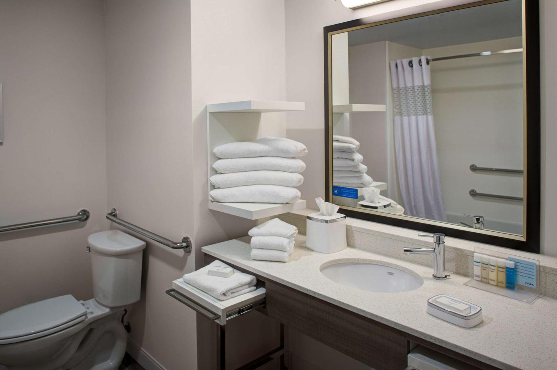 Hampton Inn & Suites Syracuse North Airport Area photo 34