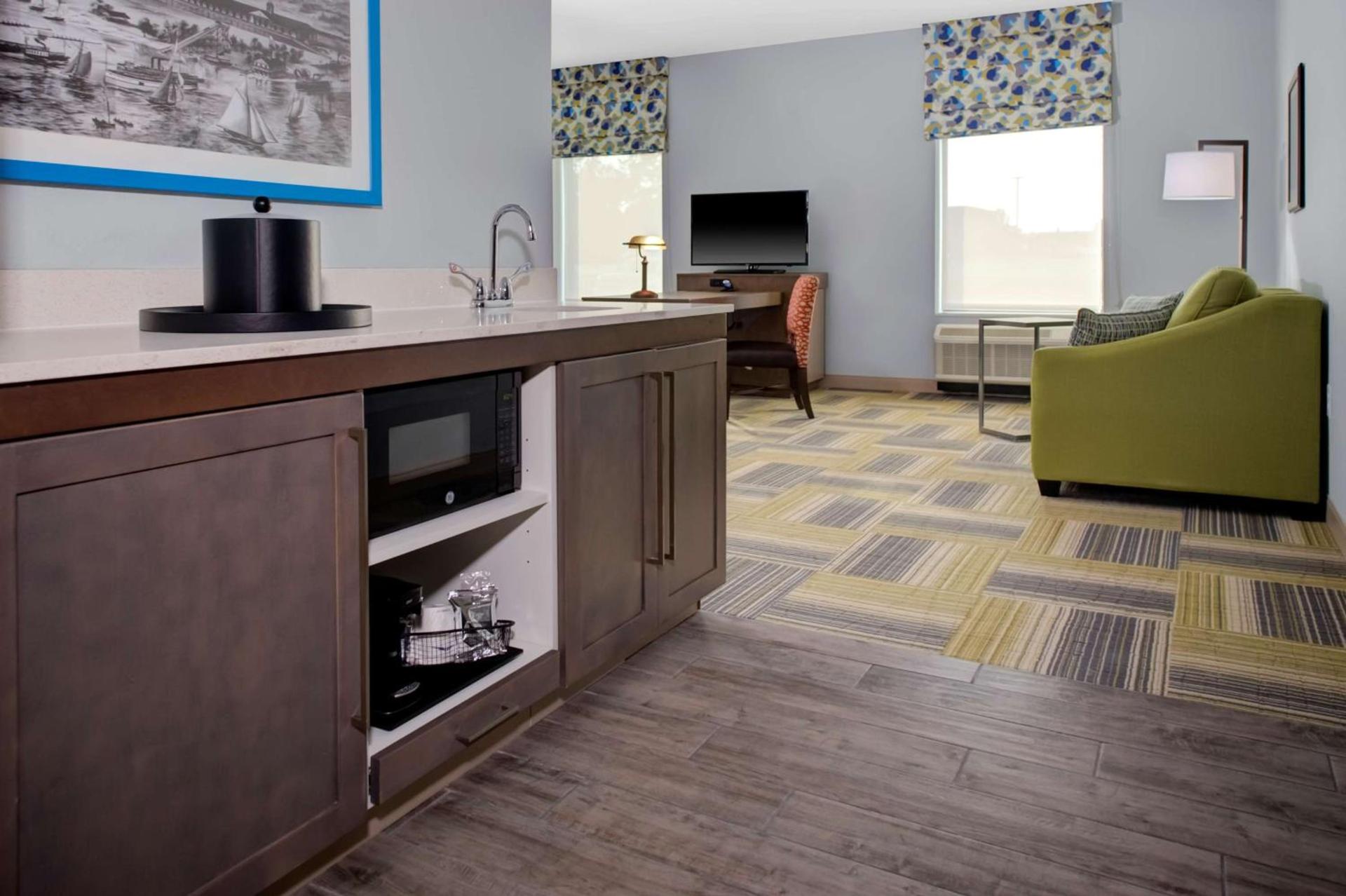 Hampton Inn & Suites Syracuse North Airport Area photo 36