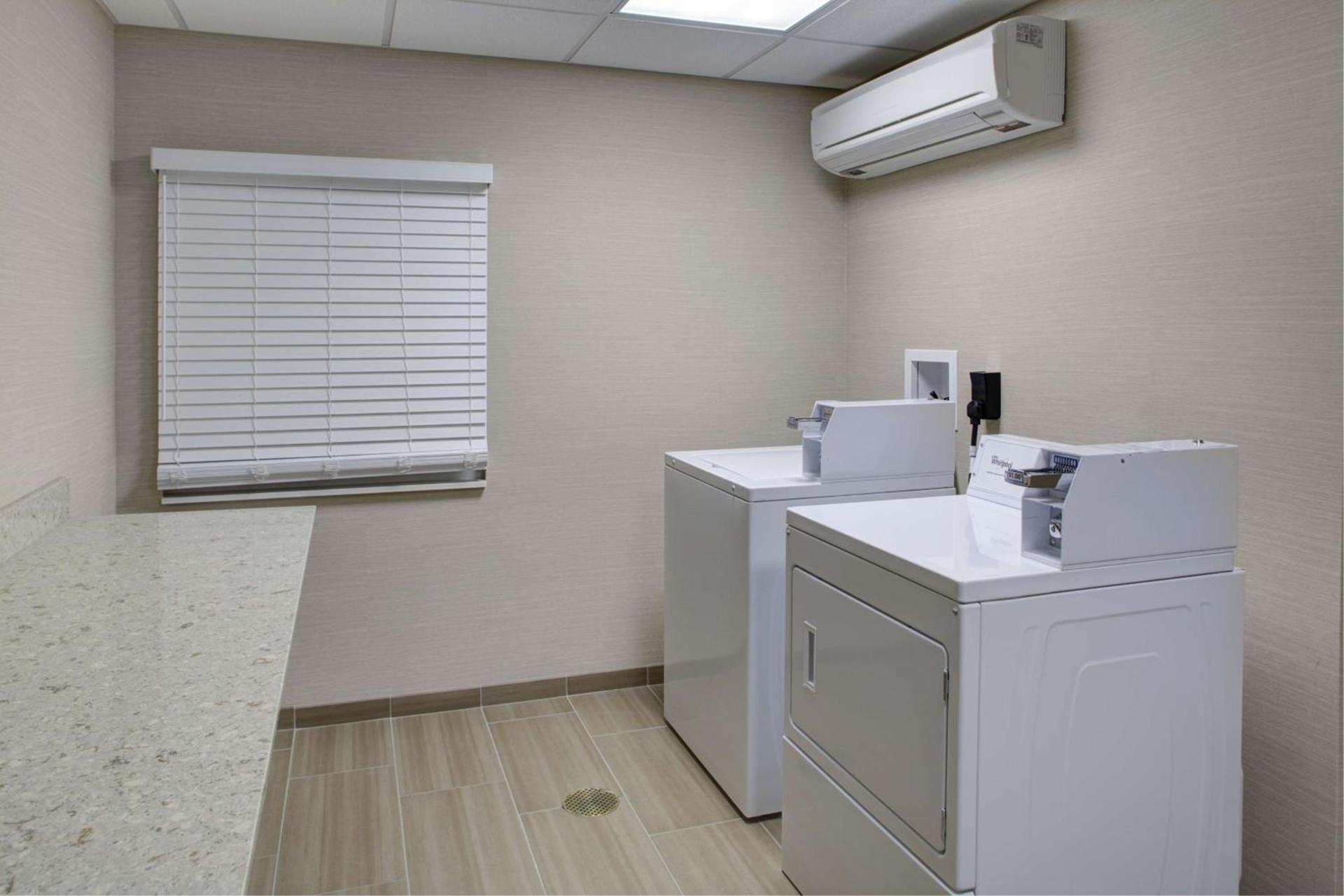 Hampton Inn & Suites Manchester, Vt photo 2