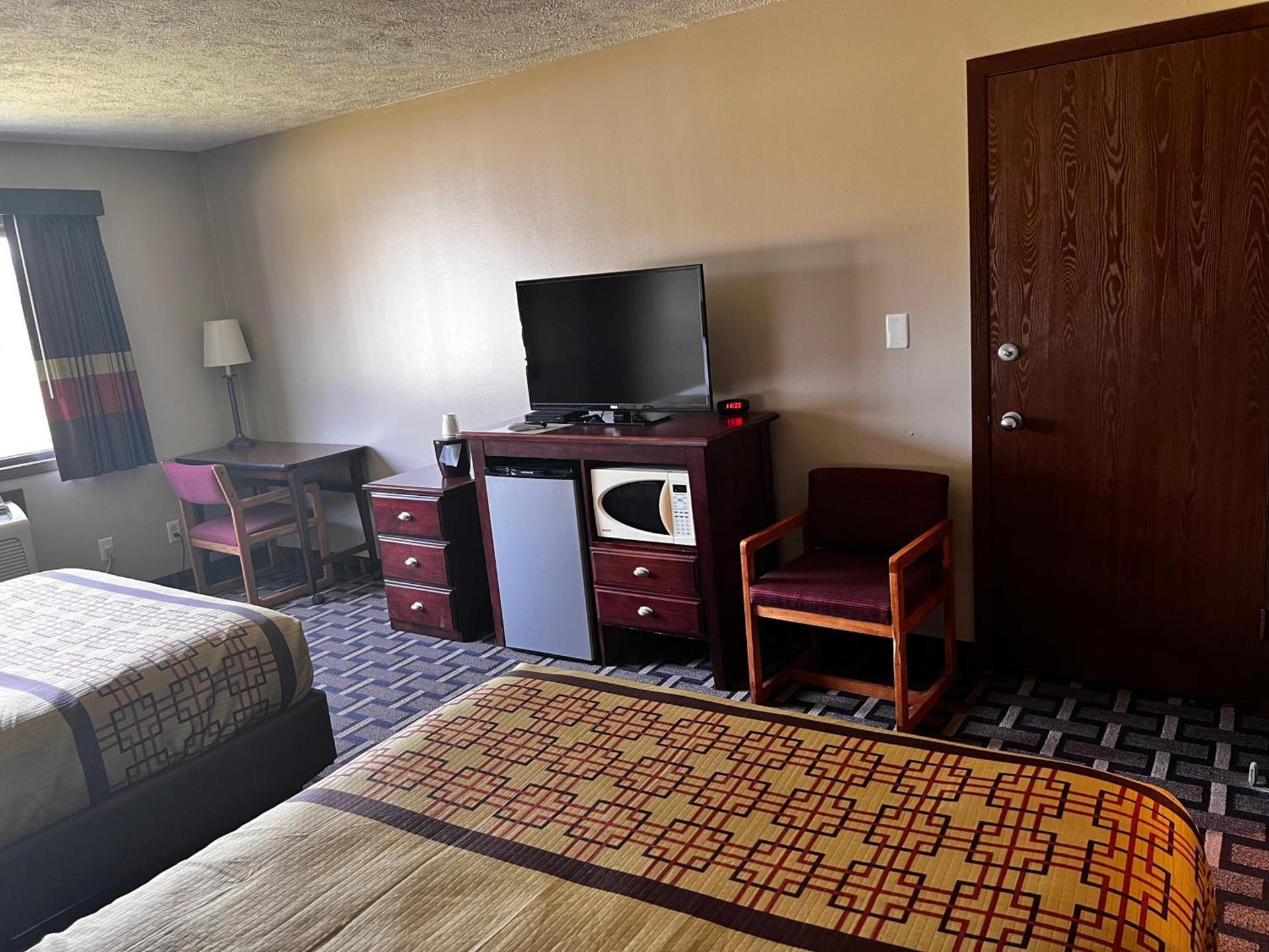 Sky Lodge Inn & Suites - Delavan photo 49