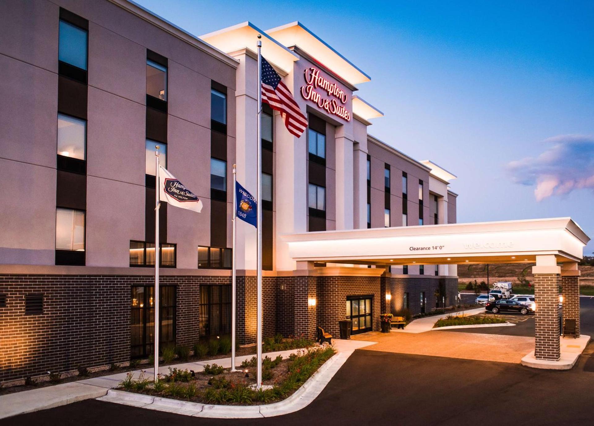 Hampton Inn and Suites at Wisconsin Dells Lake Delton photo 2