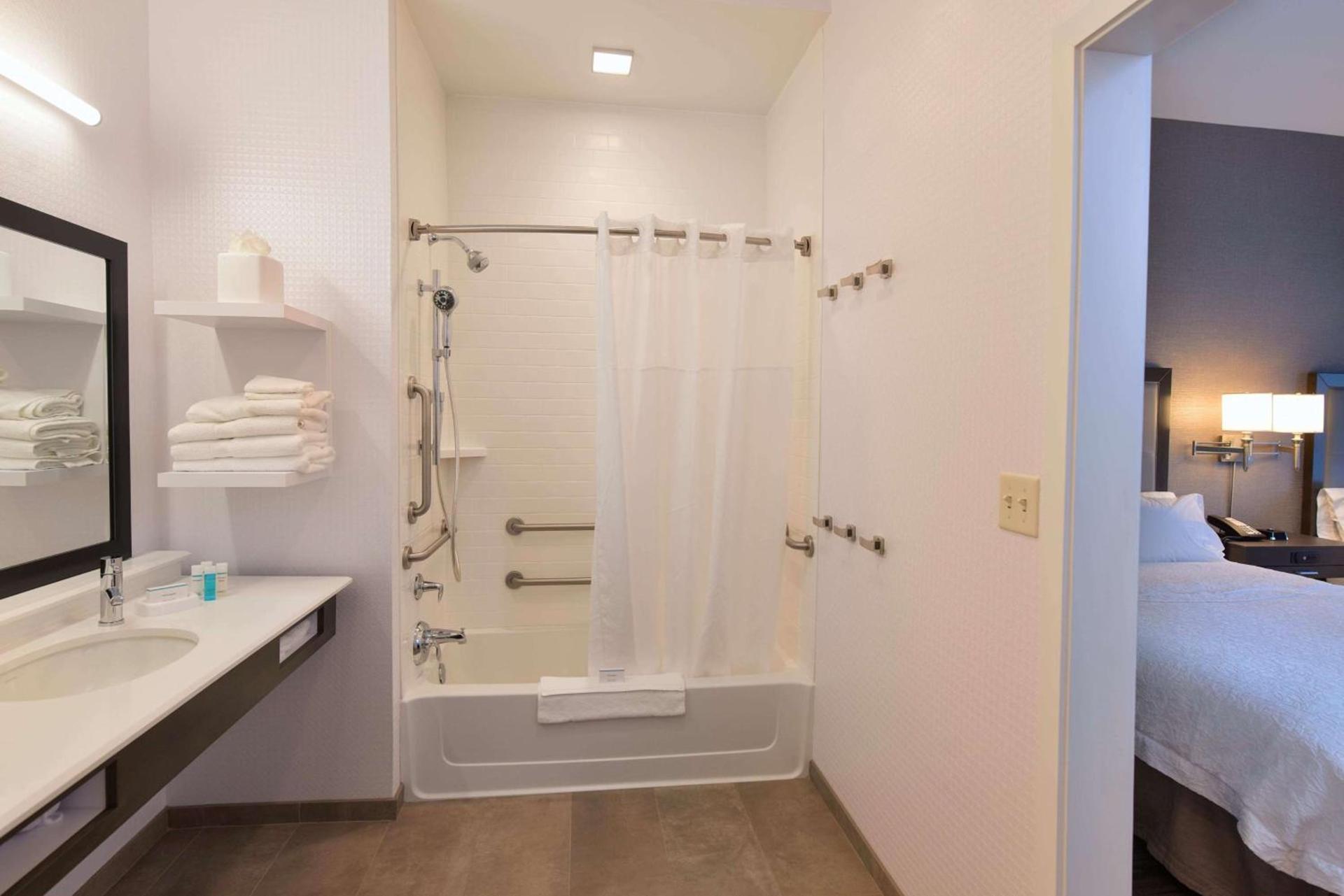 Hampton Inn and Suites at Wisconsin Dells Lake Delton photo 20