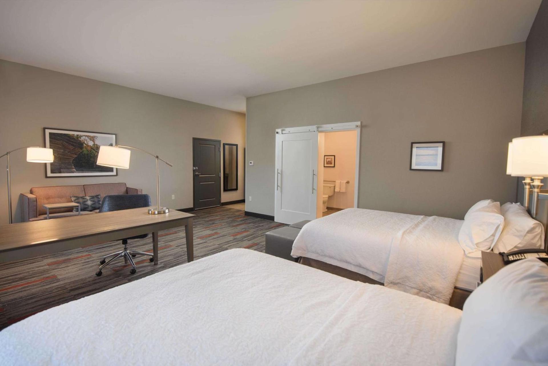 Hampton Inn and Suites at Wisconsin Dells Lake Delton photo 21