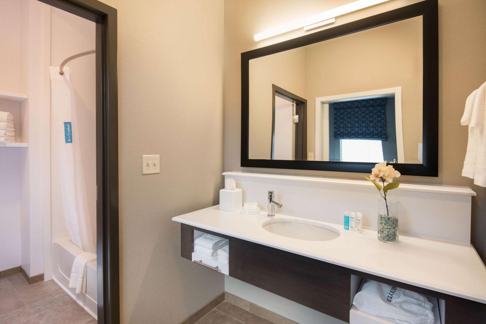 Hampton Inn and Suites at Wisconsin Dells Lake Delton photo 24