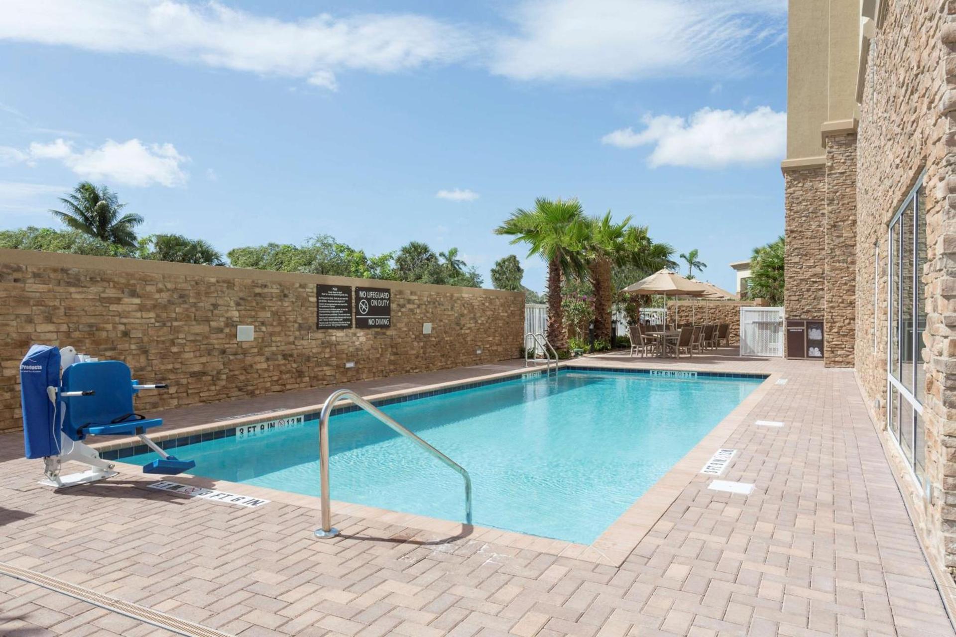 Hampton Inn Fort Lauderdale Pompano Beach photo 2