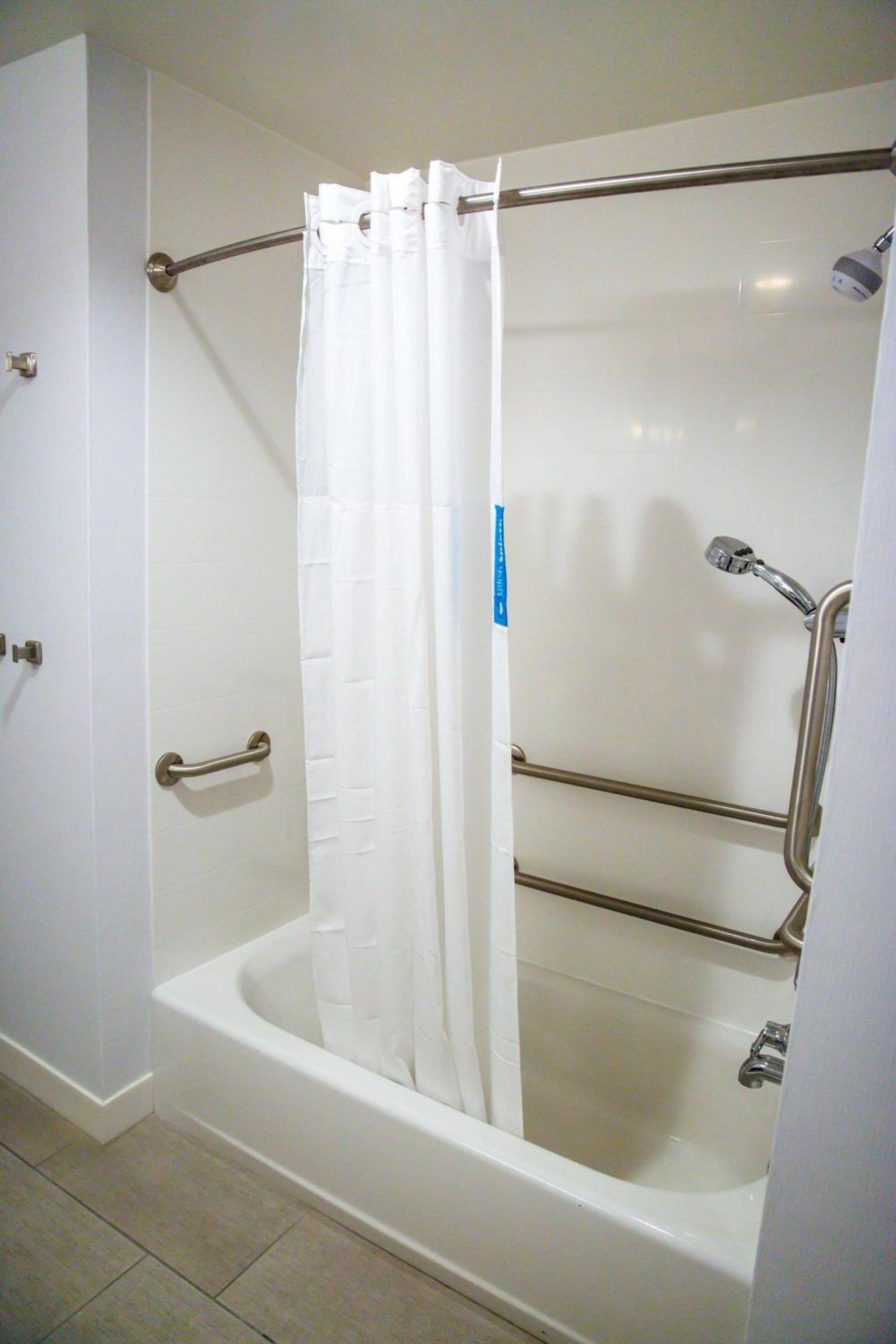 Hampton Inn-Pontiac photo 17
