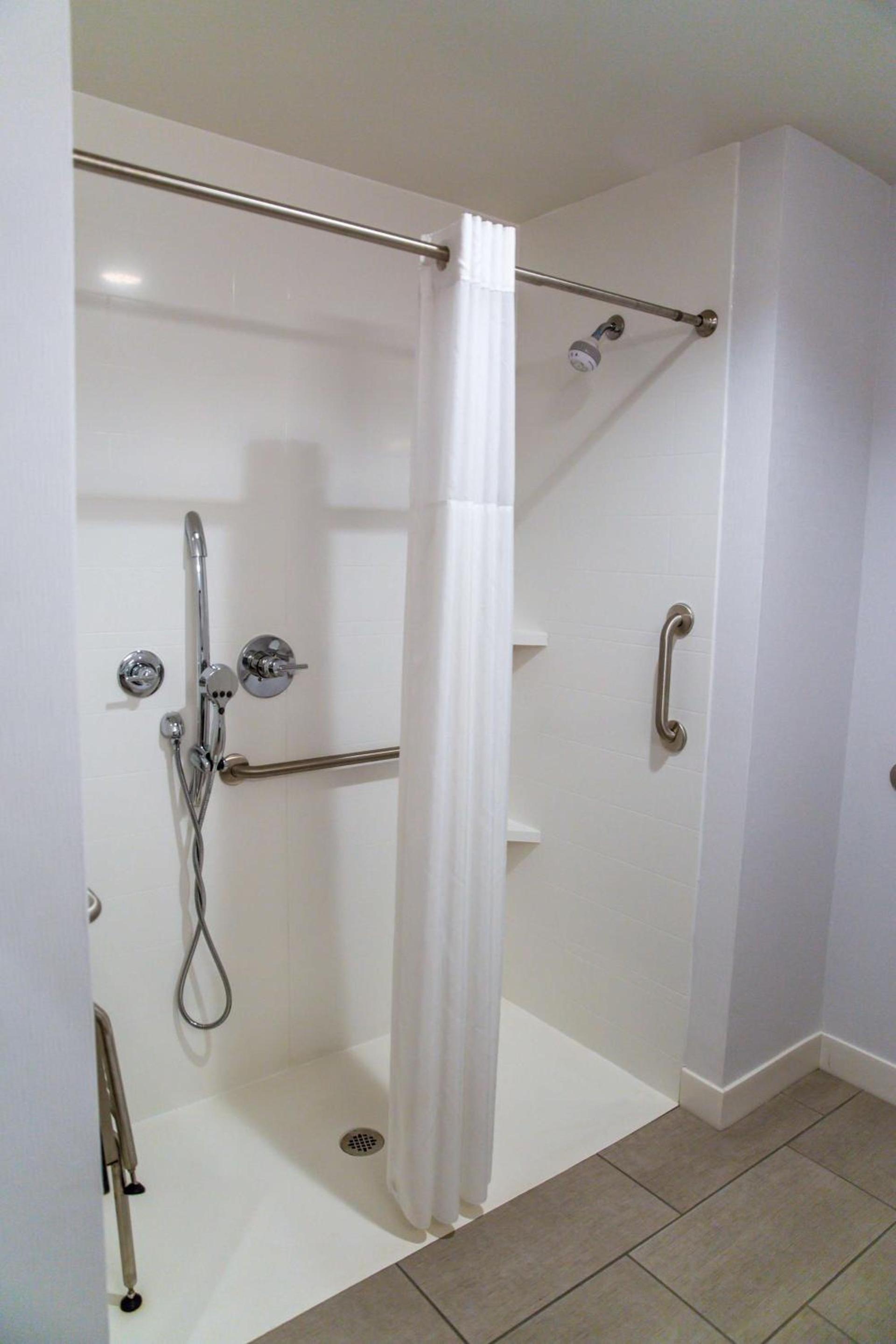 Hampton Inn-Pontiac photo 16
