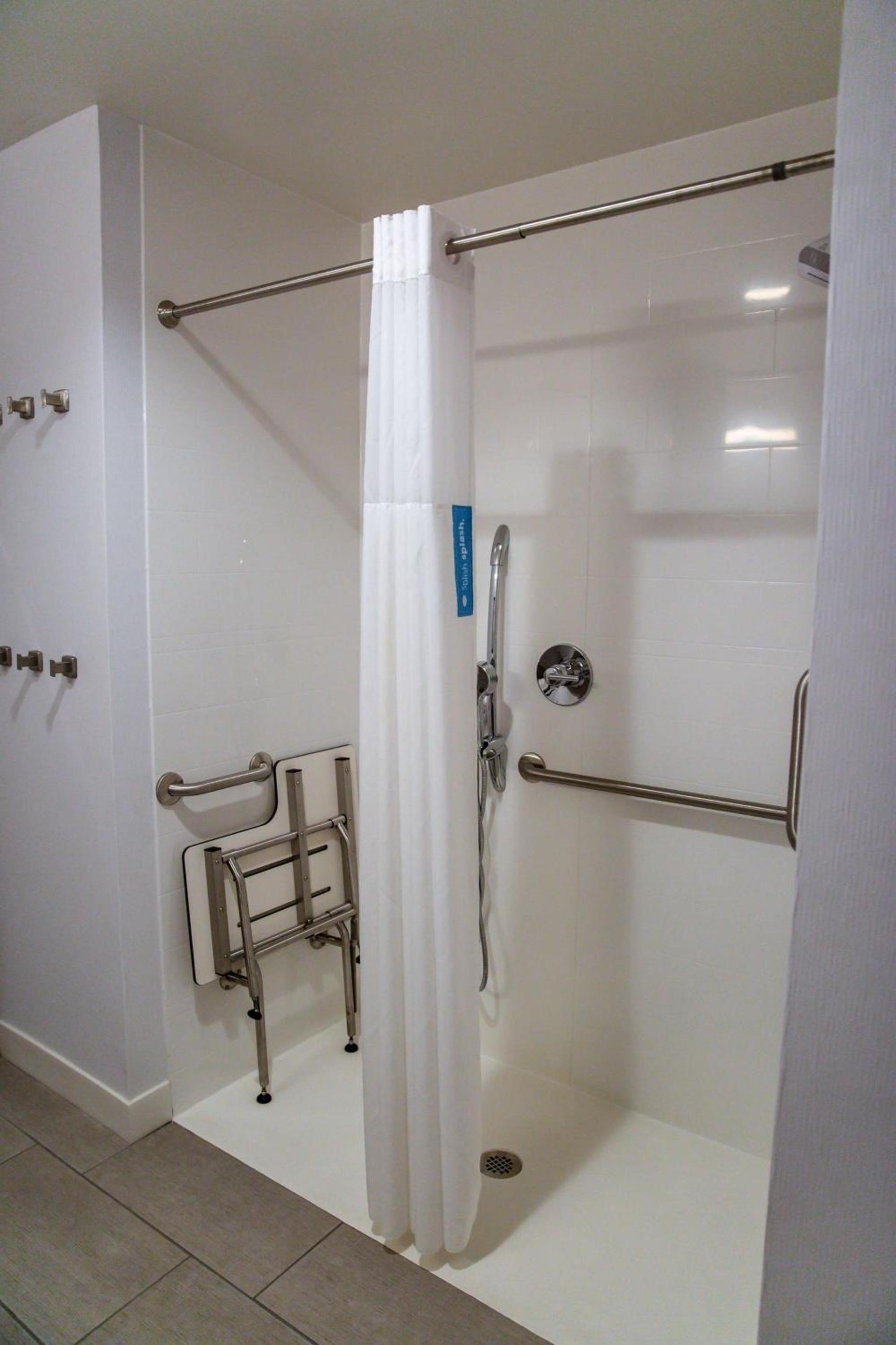 Hampton Inn-Pontiac photo 15
