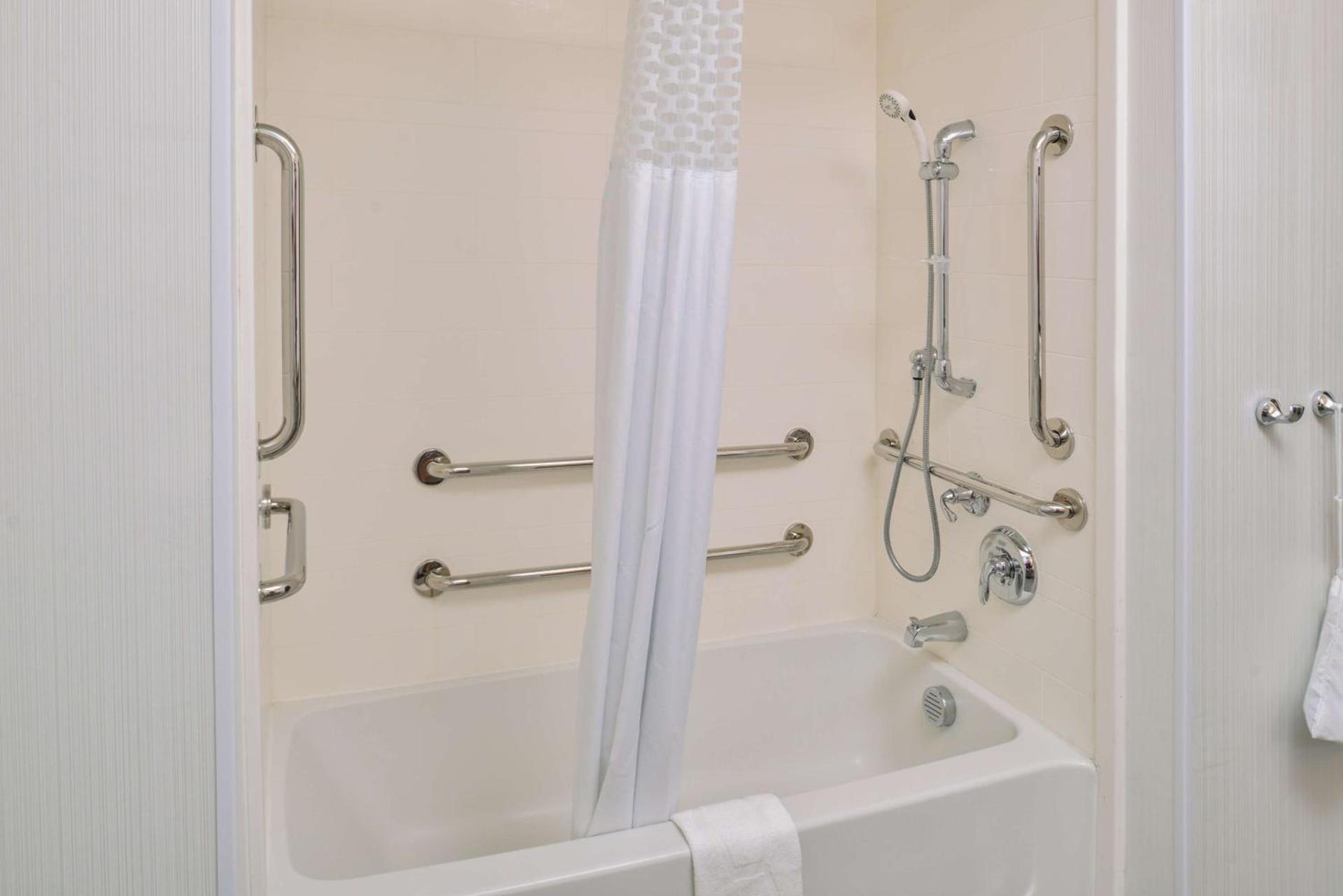 Hampton Inn and Suites Altoona-Des Moines by Hilton photo 53