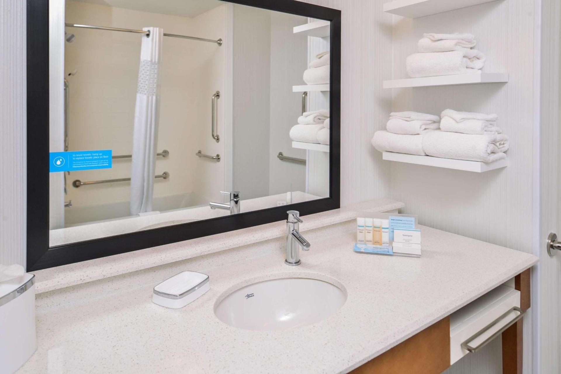 Hampton Inn and Suites Altoona-Des Moines by Hilton photo 58