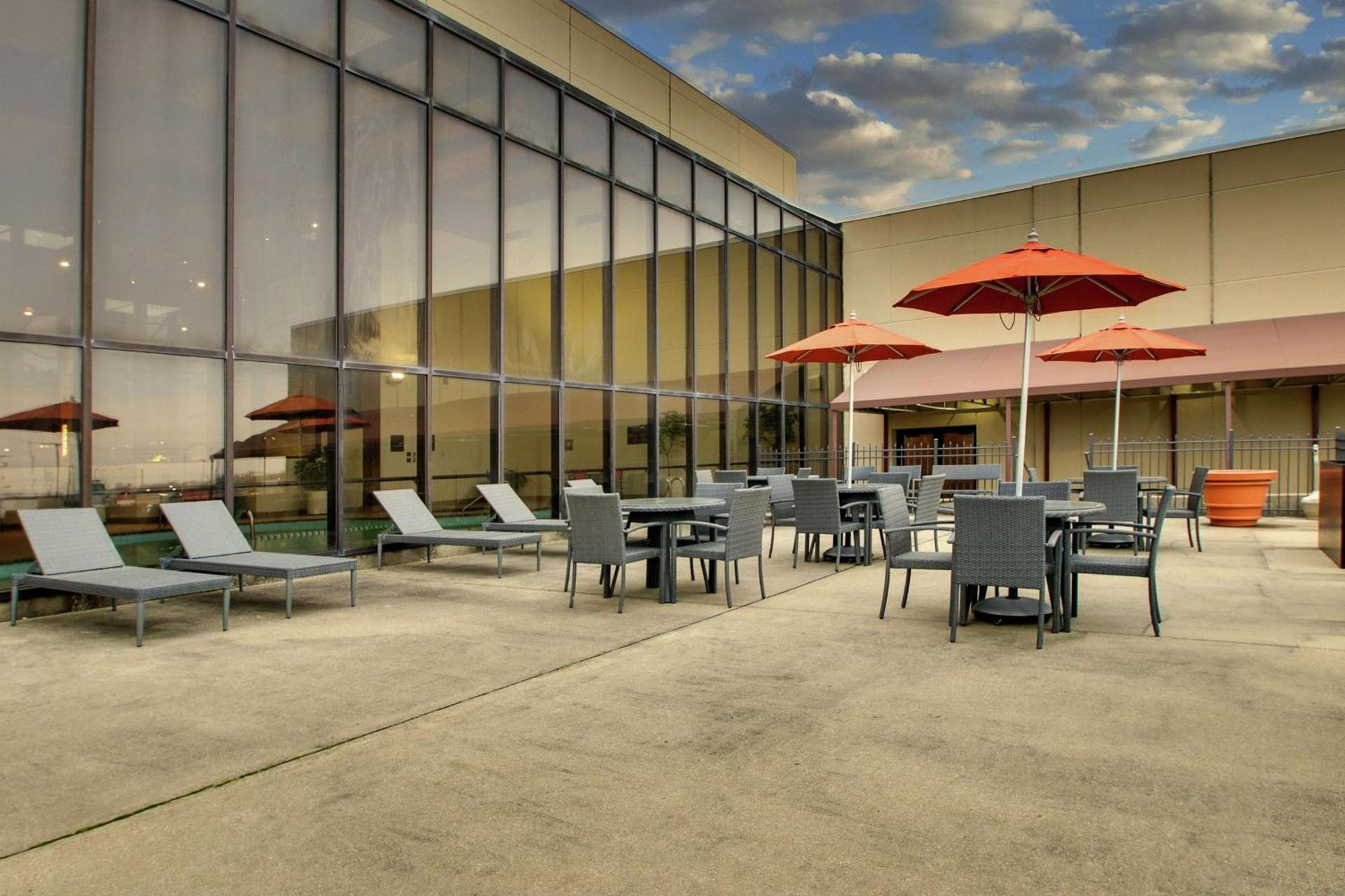 Doubletree By Hilton Mt. Vernon photo 2