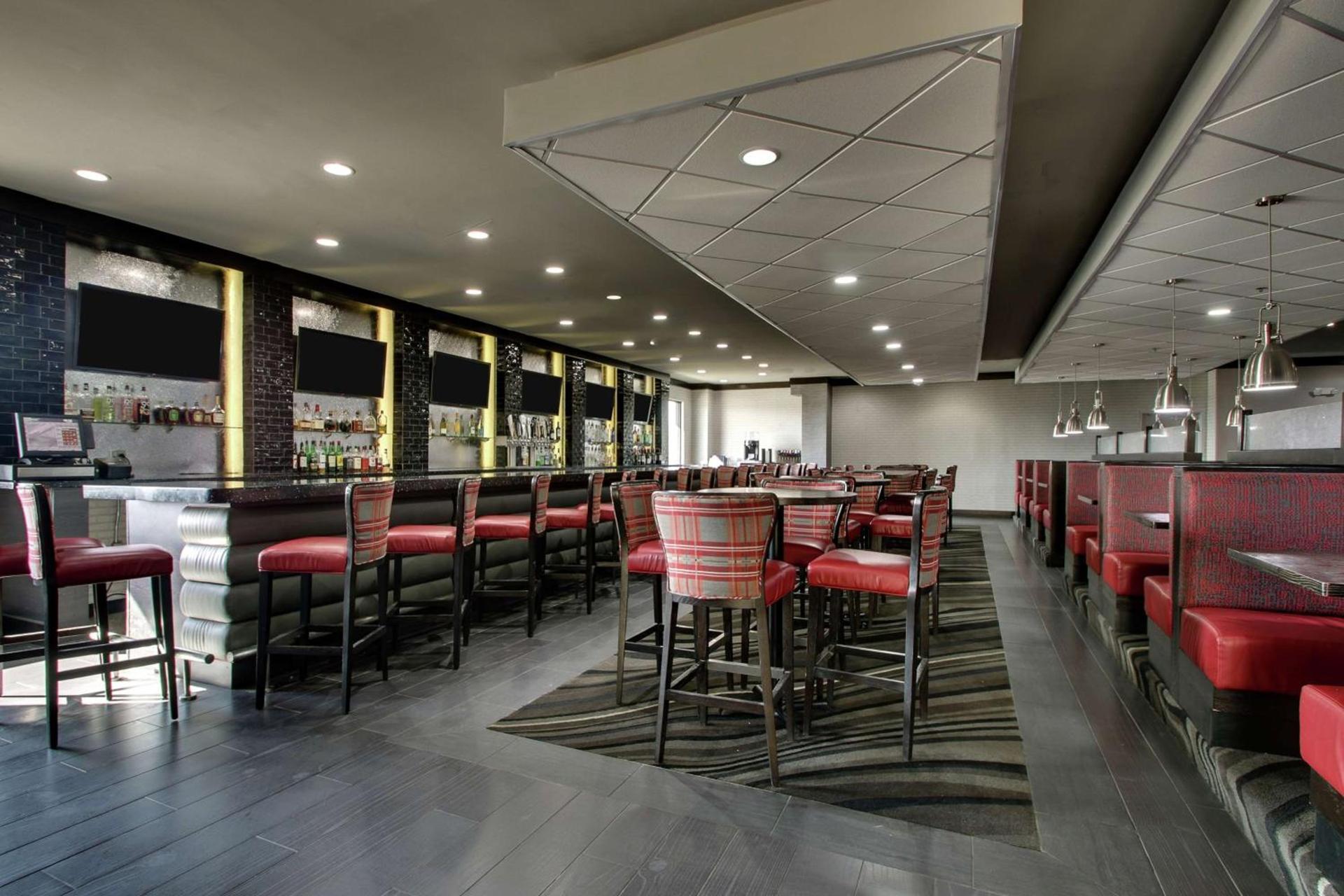 Doubletree By Hilton Mt. Vernon photo 14