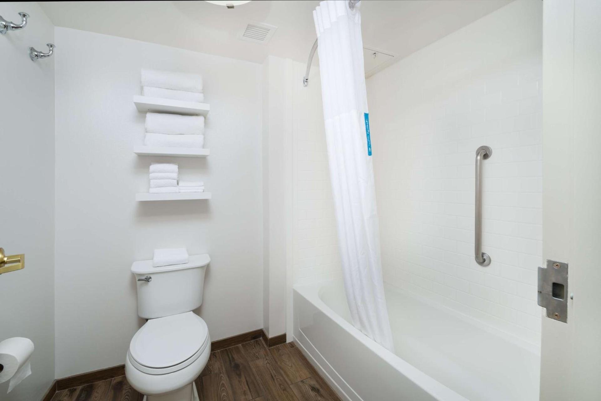 Hampton Inn & Suites Wilson I-95 photo 24