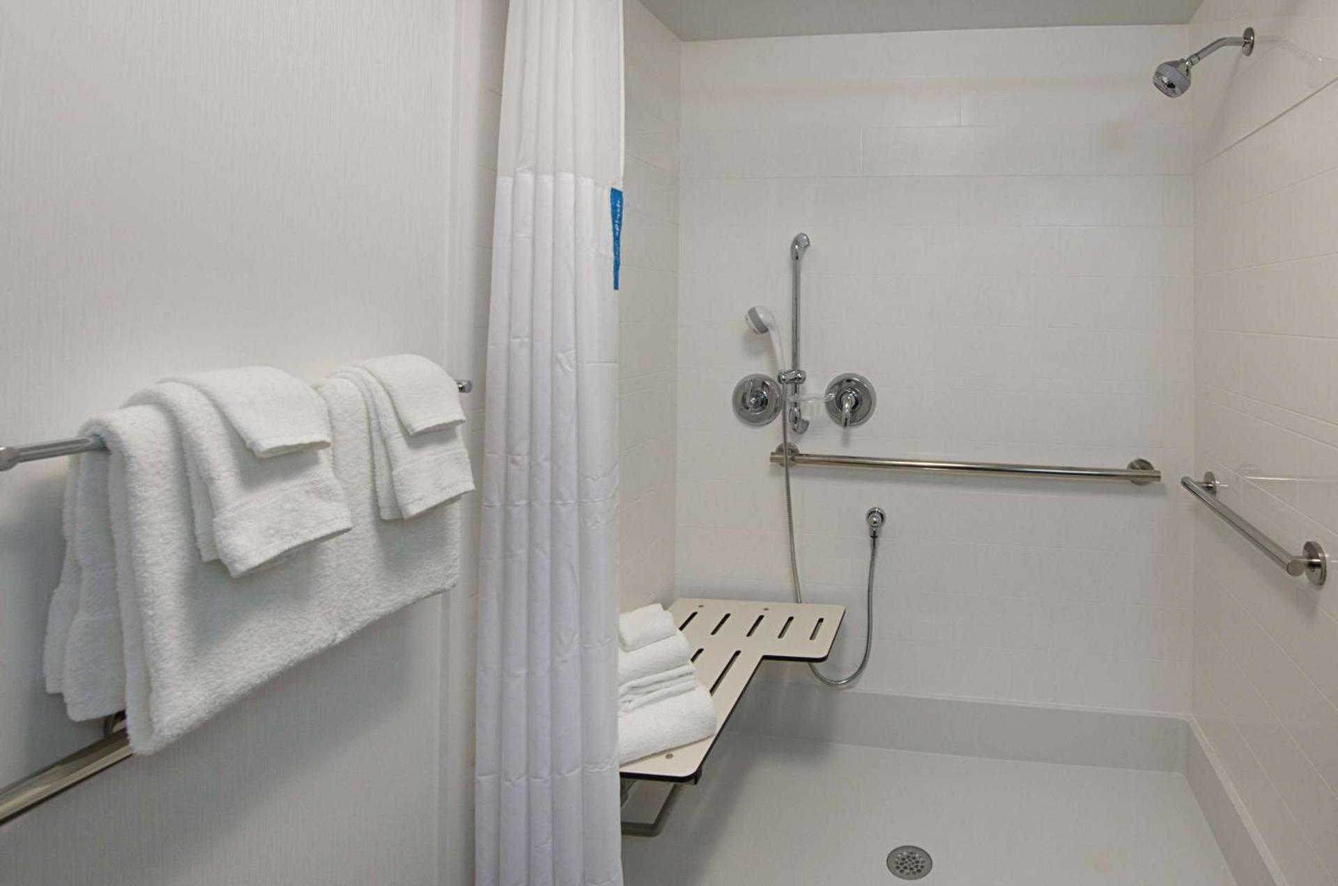 Hampton Inn Covington VA photo 29