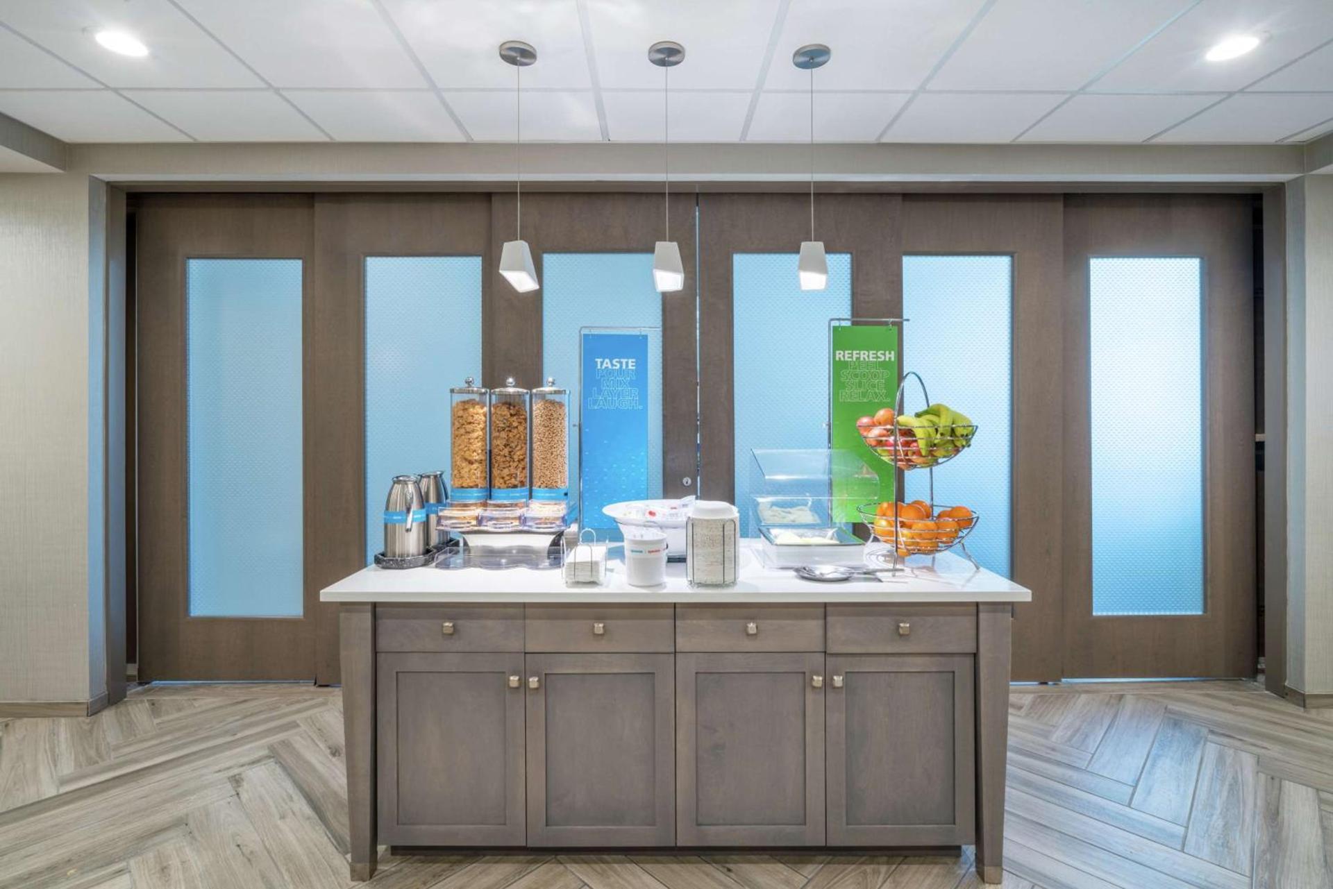 Hampton Inn & Suites Glenarden/Washington DC photo 10