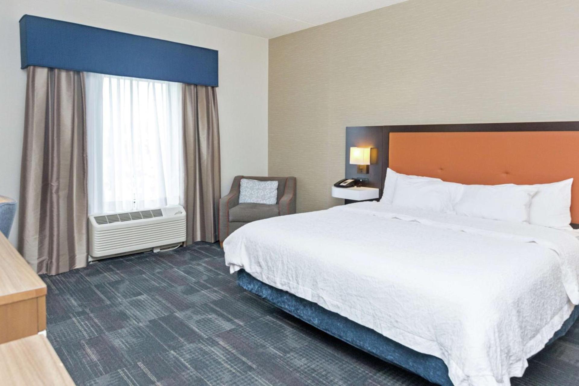 Hampton Inn & Suites Morgantown / University Town Centre photo 25