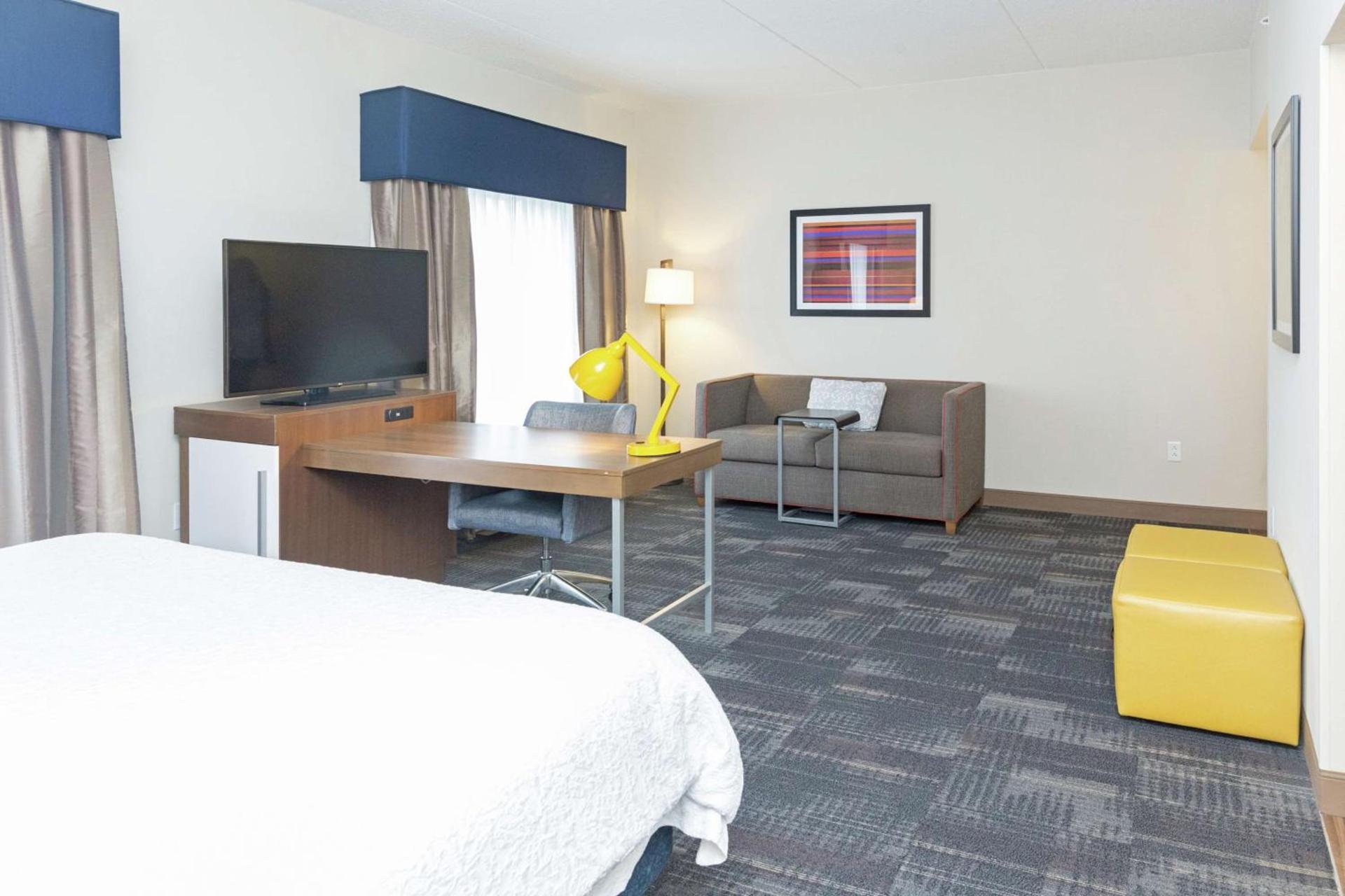 Hampton Inn & Suites Morgantown / University Town Centre photo 28