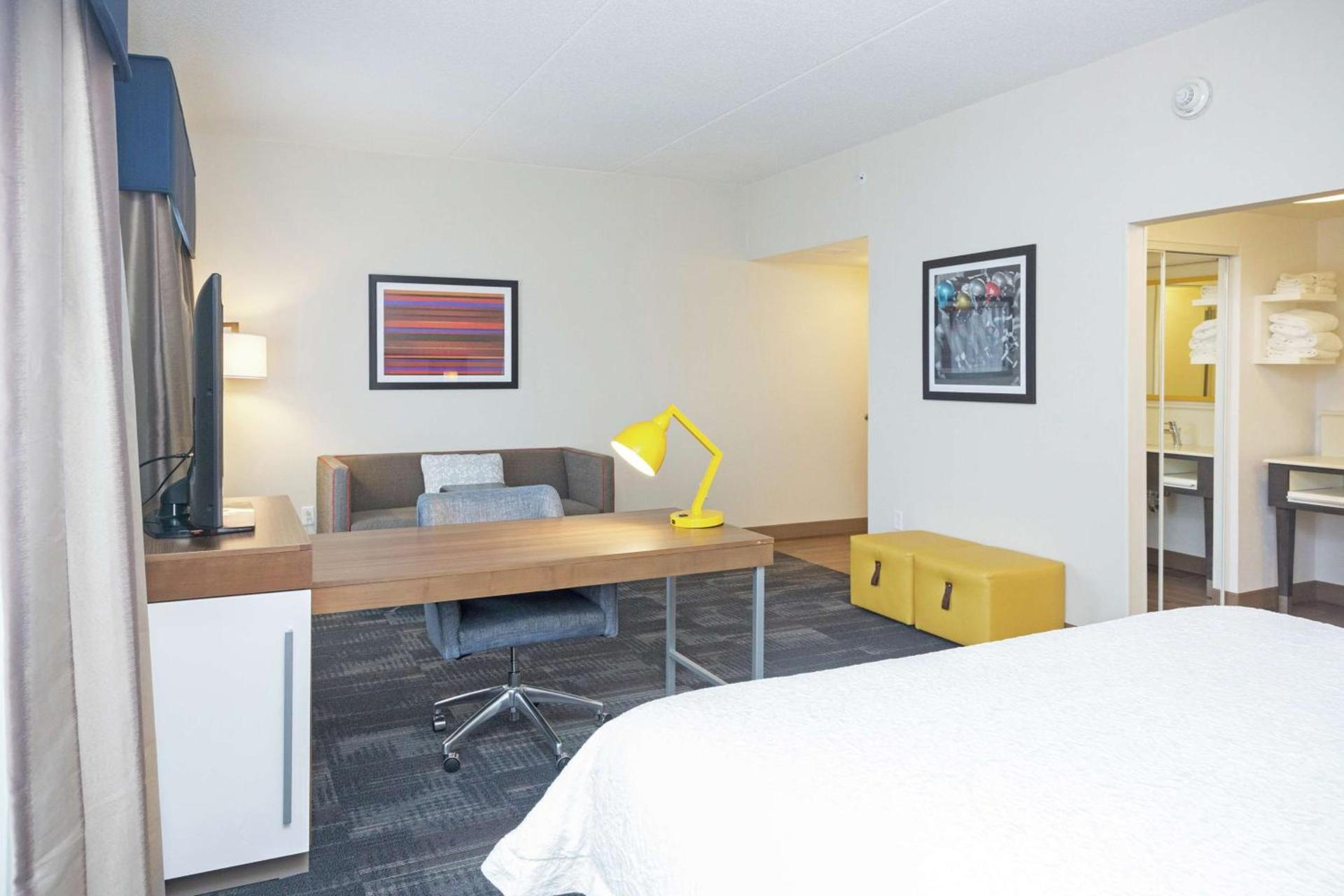 Hampton Inn & Suites Morgantown / University Town Centre photo 29