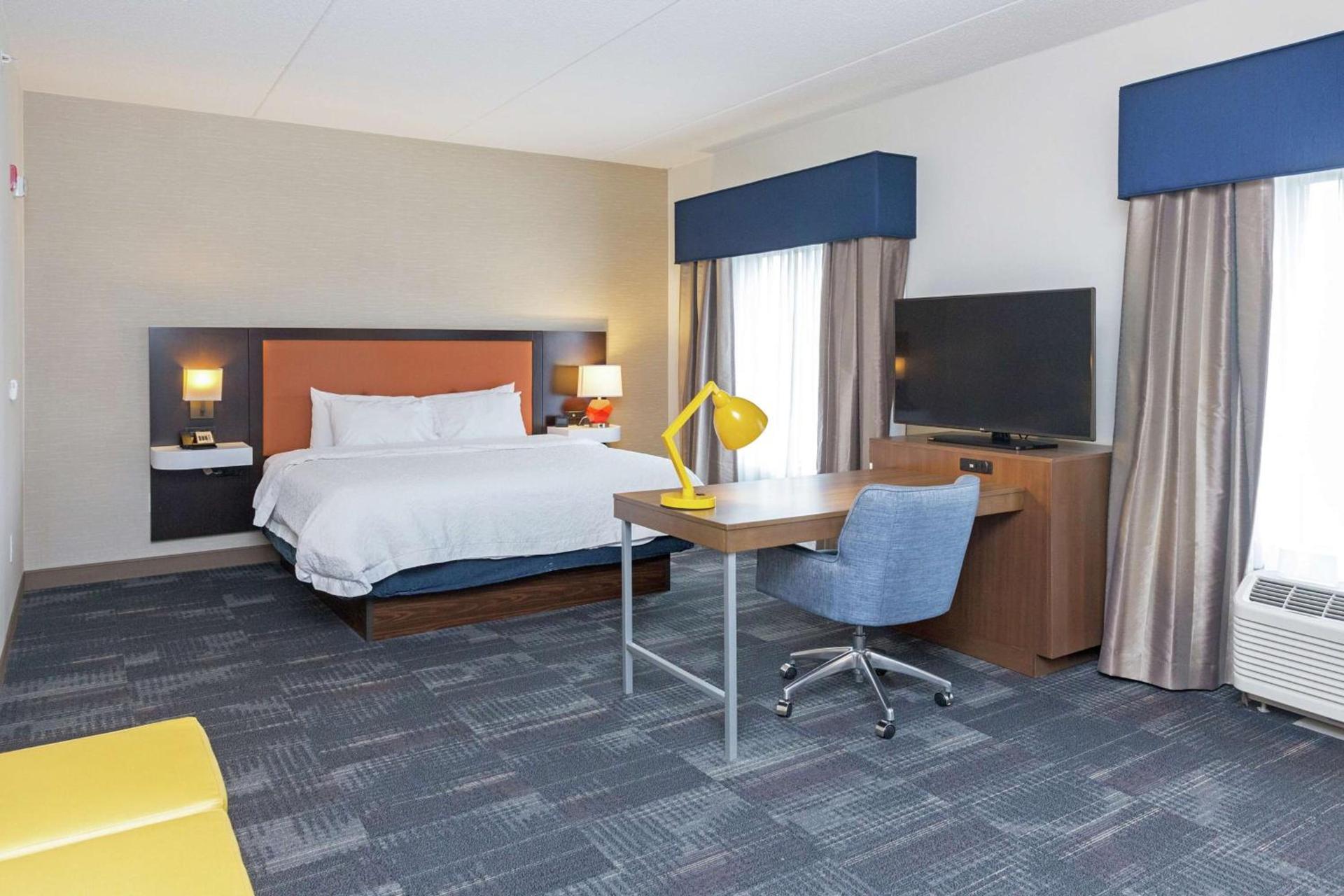 Hampton Inn & Suites Morgantown / University Town Centre photo 32