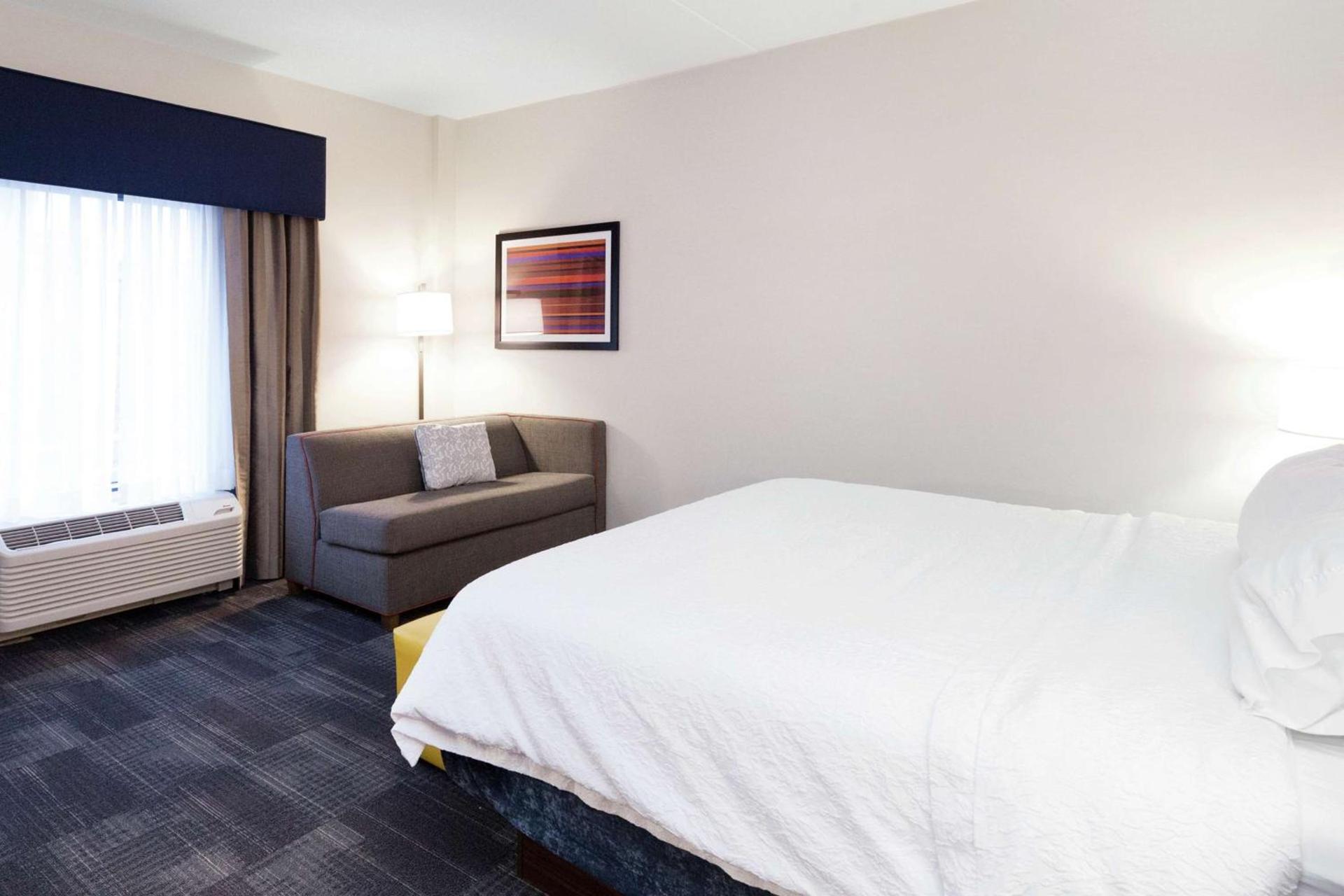 Hampton Inn & Suites Morgantown / University Town Centre photo 35