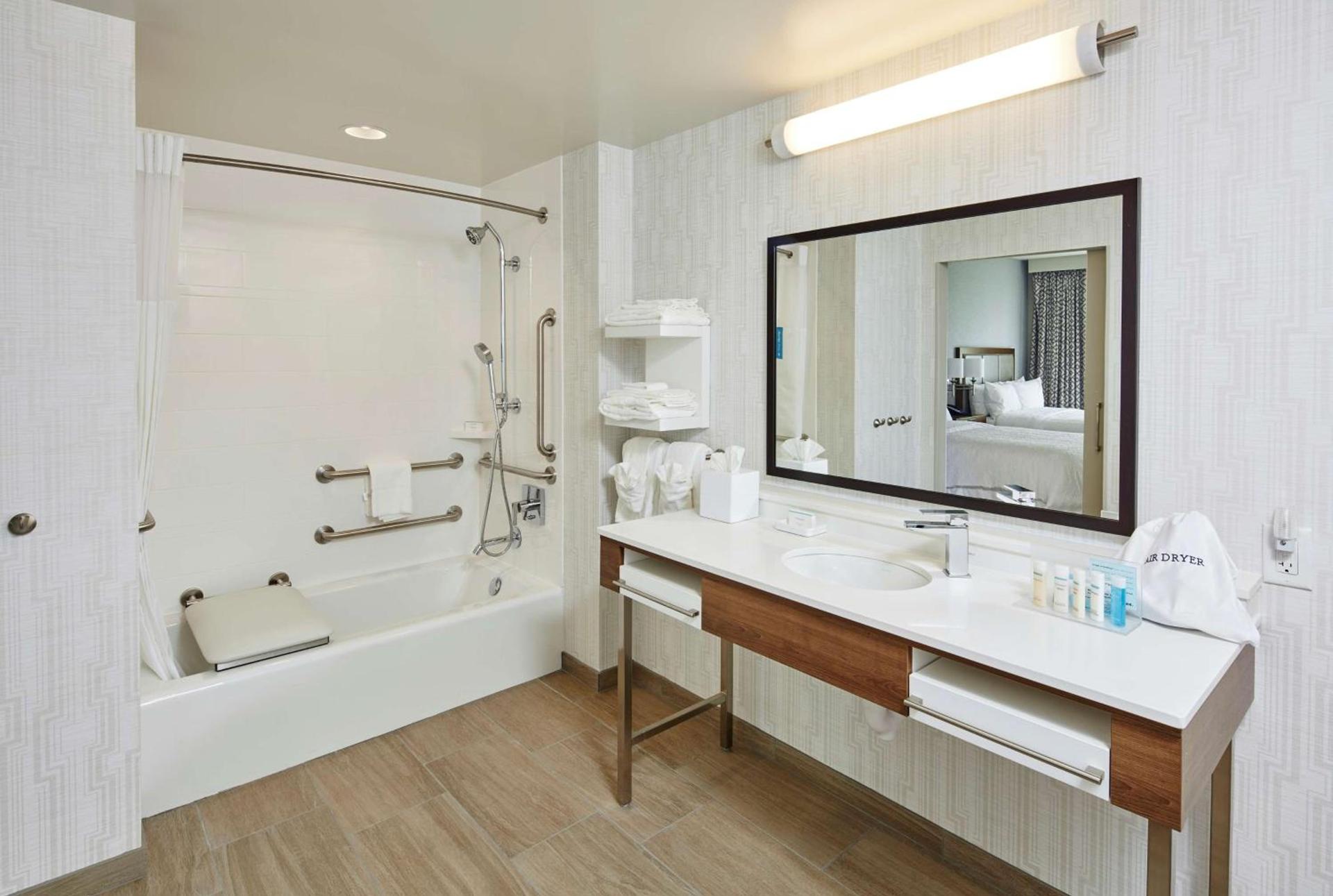 Hampton Inn & Suites Sacramento at CSUS photo 42