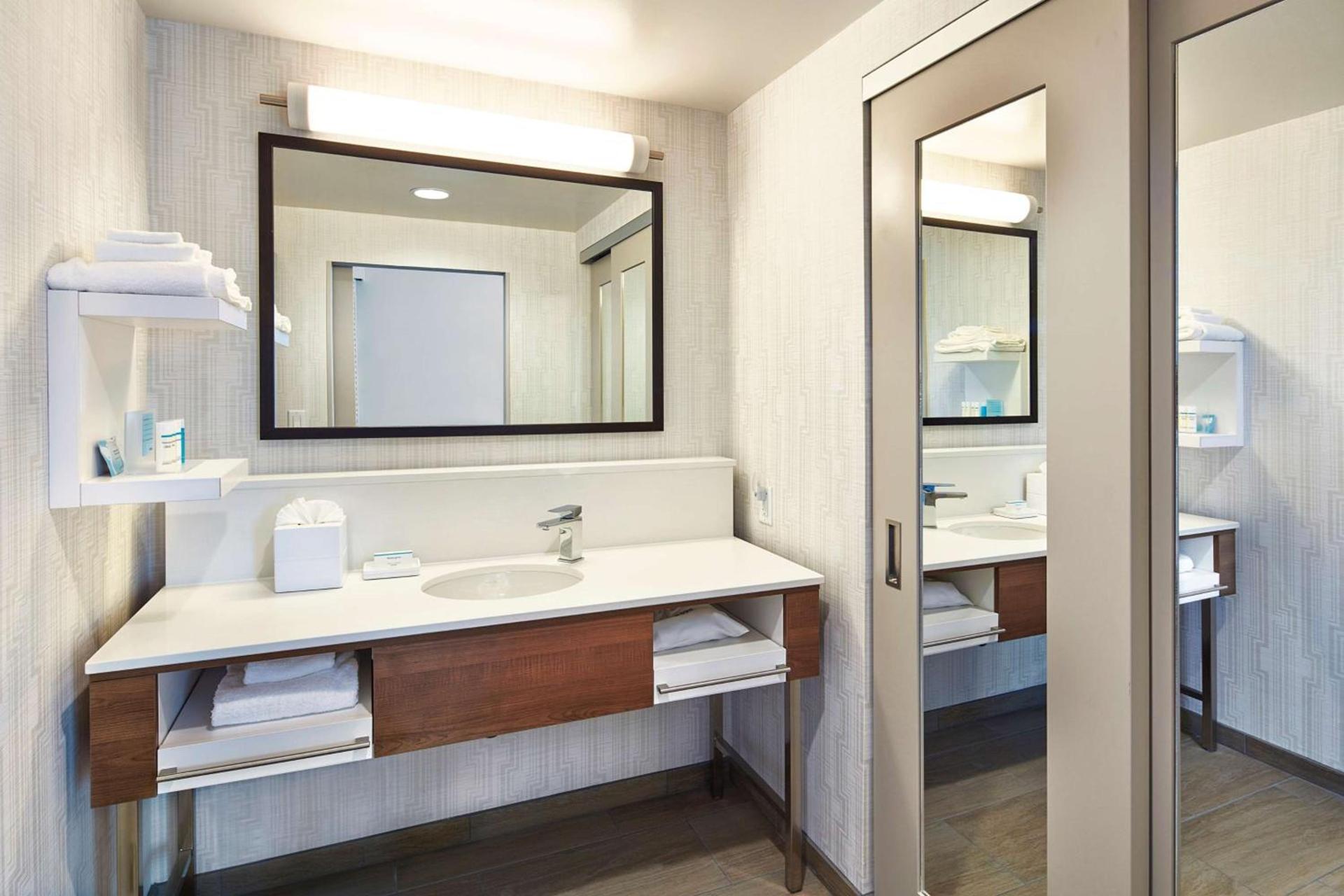 Hampton Inn & Suites Sacramento at CSUS photo 51
