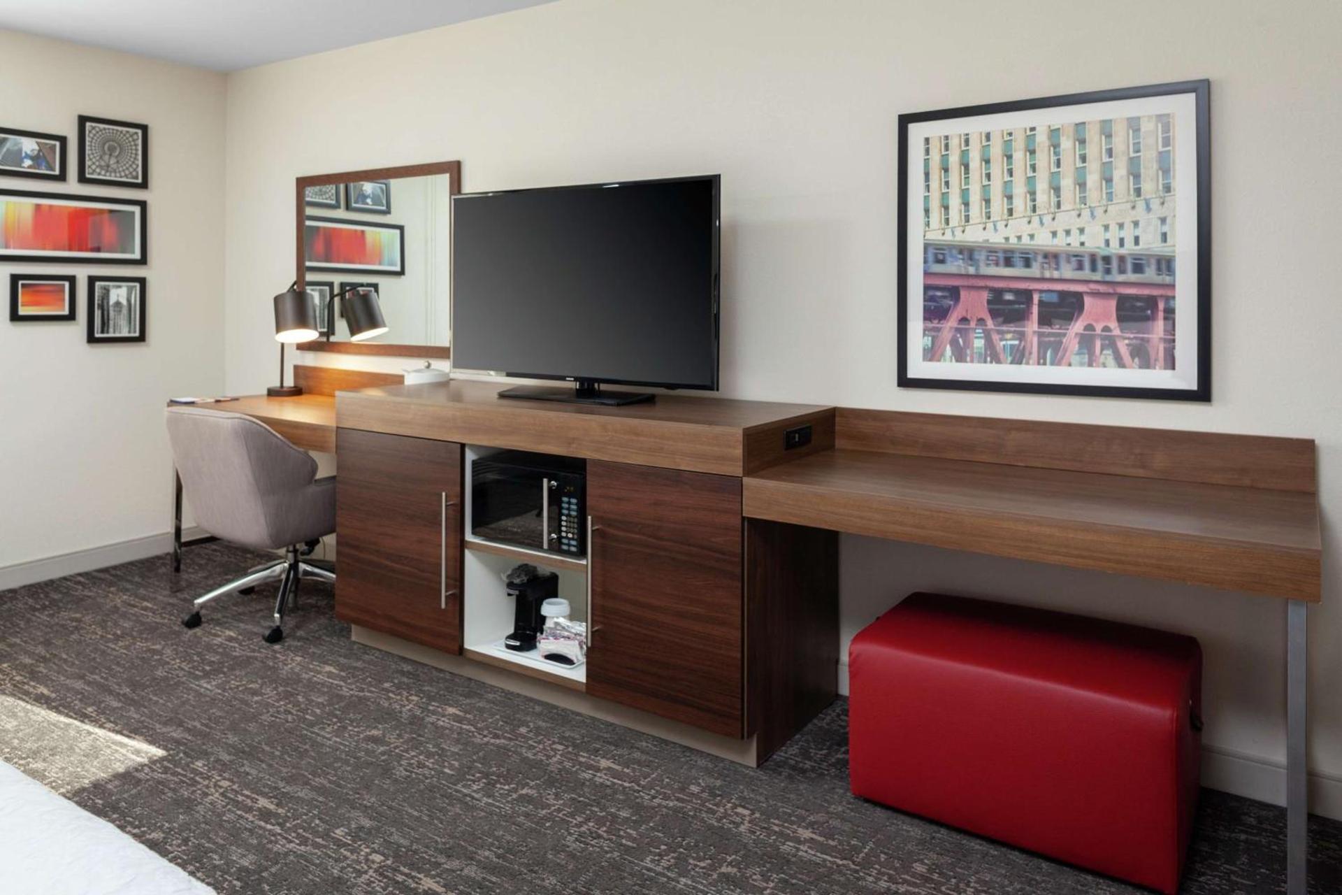 Hampton Inn & Suites Chicago-Burr Ridge photo 16