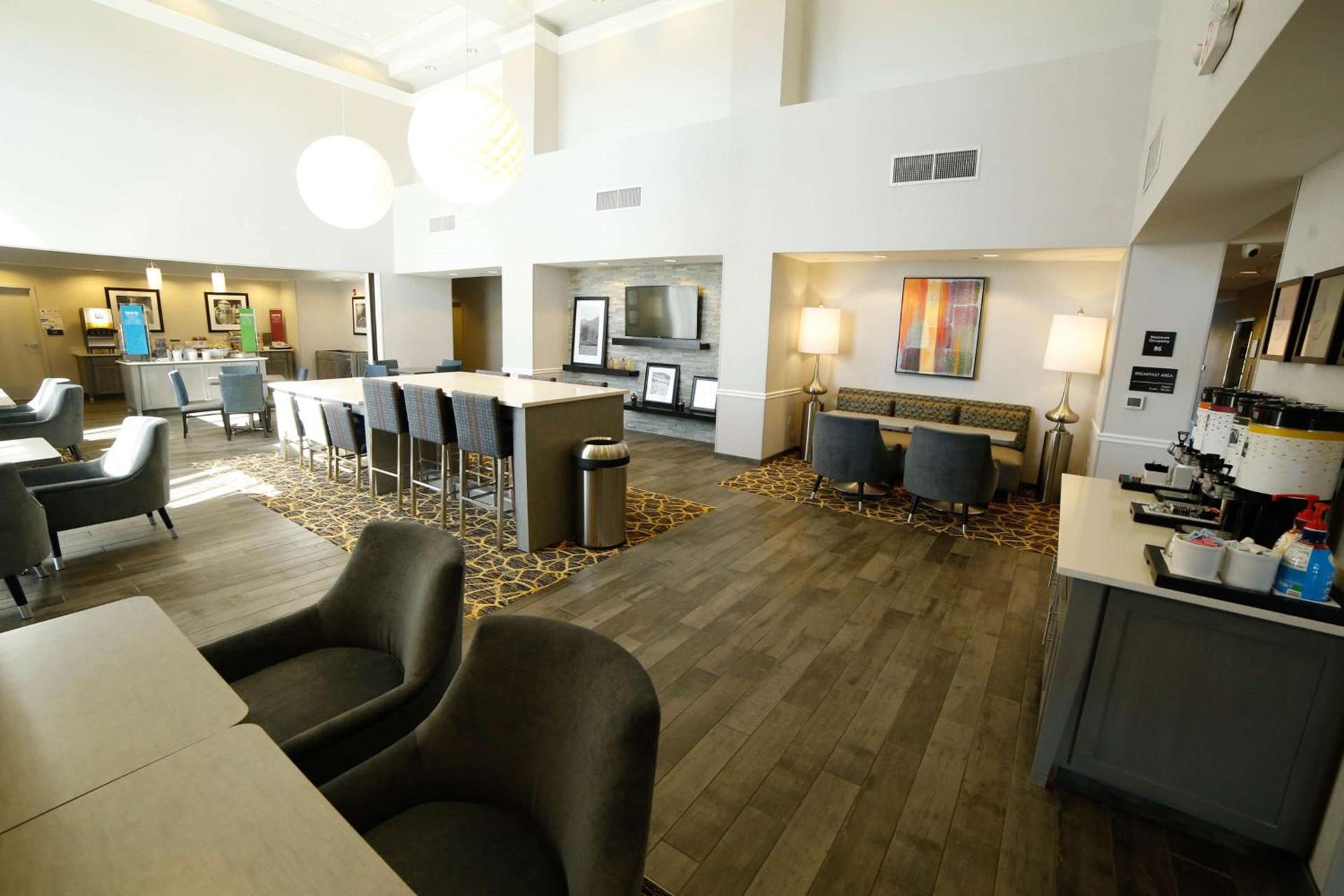 Hampton Inn & Suites Forest City photo 10