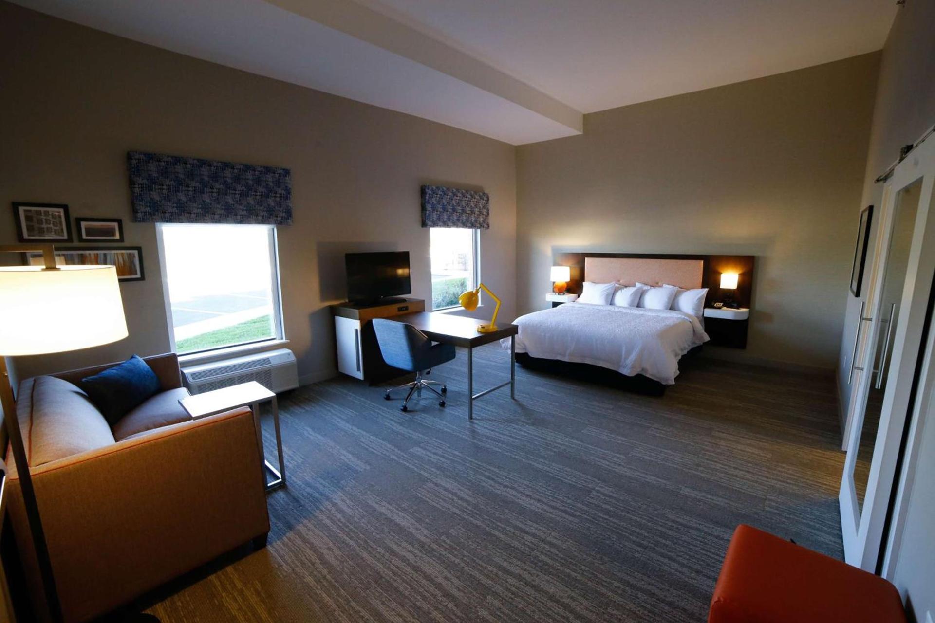 Hampton Inn & Suites Forest City photo 12