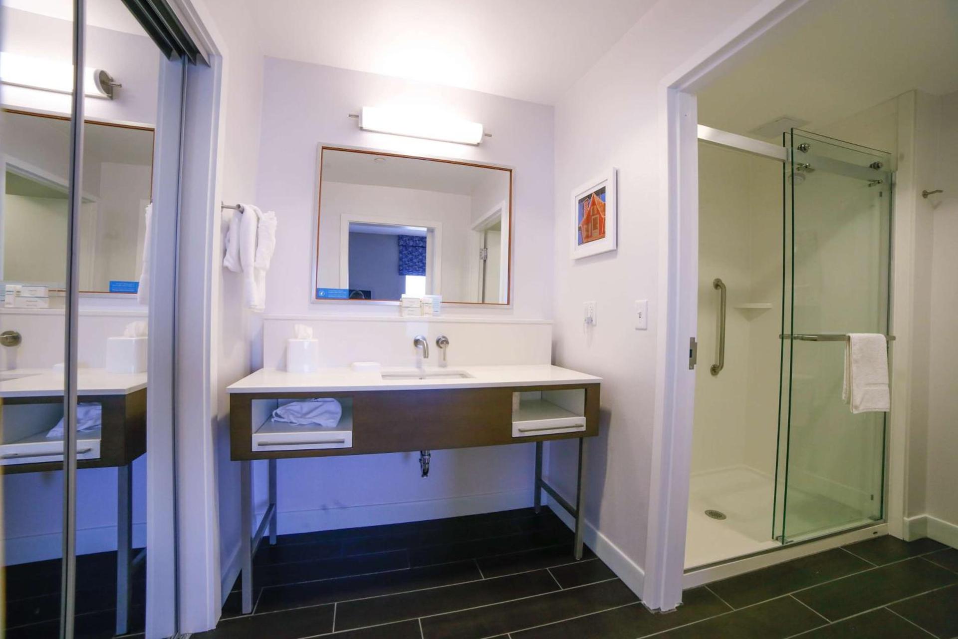 Hampton Inn & Suites Forest City photo 14