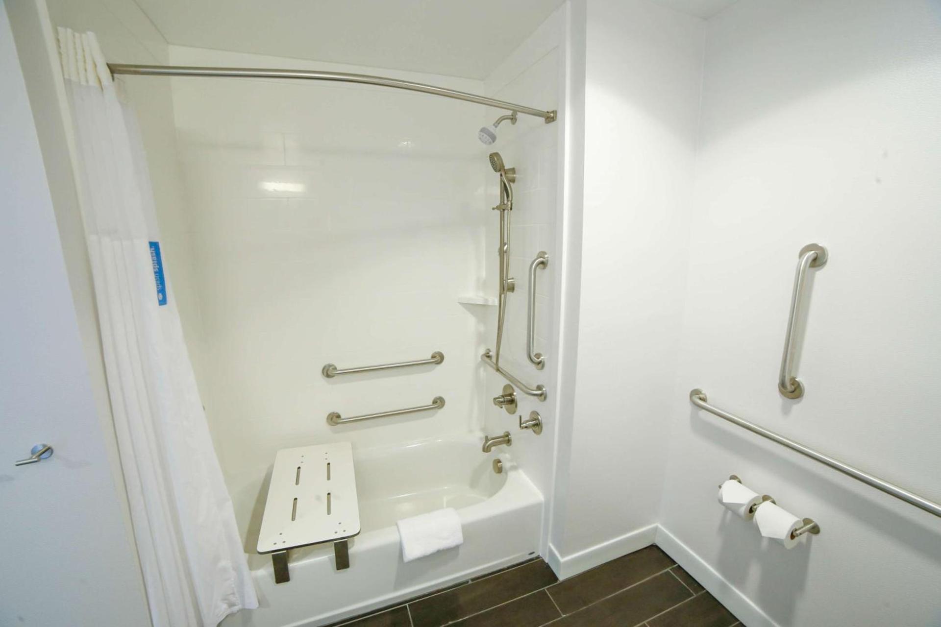 Hampton Inn & Suites Forest City photo 16