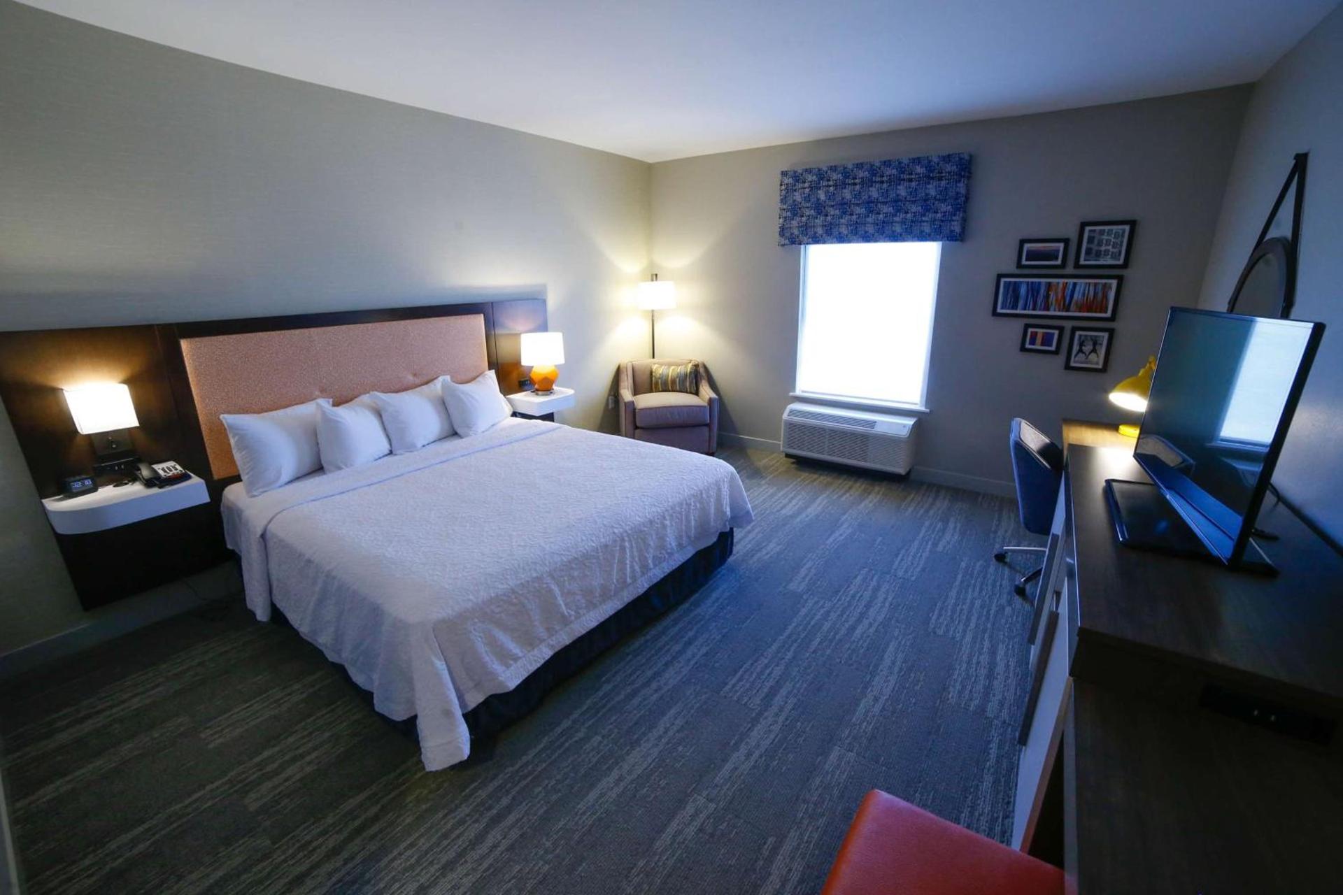 Hampton Inn & Suites Forest City photo 17