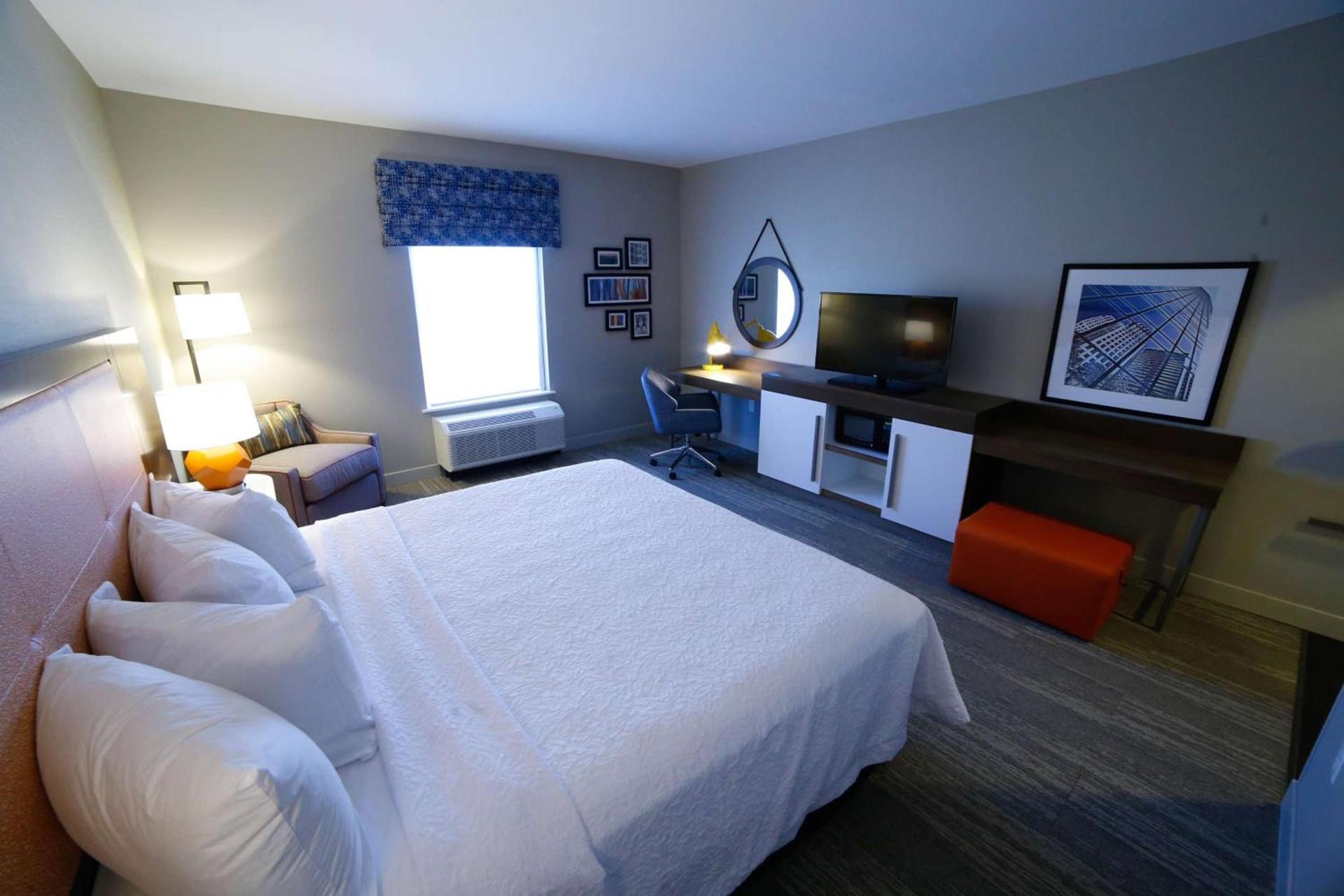 Hampton Inn & Suites Forest City photo 21