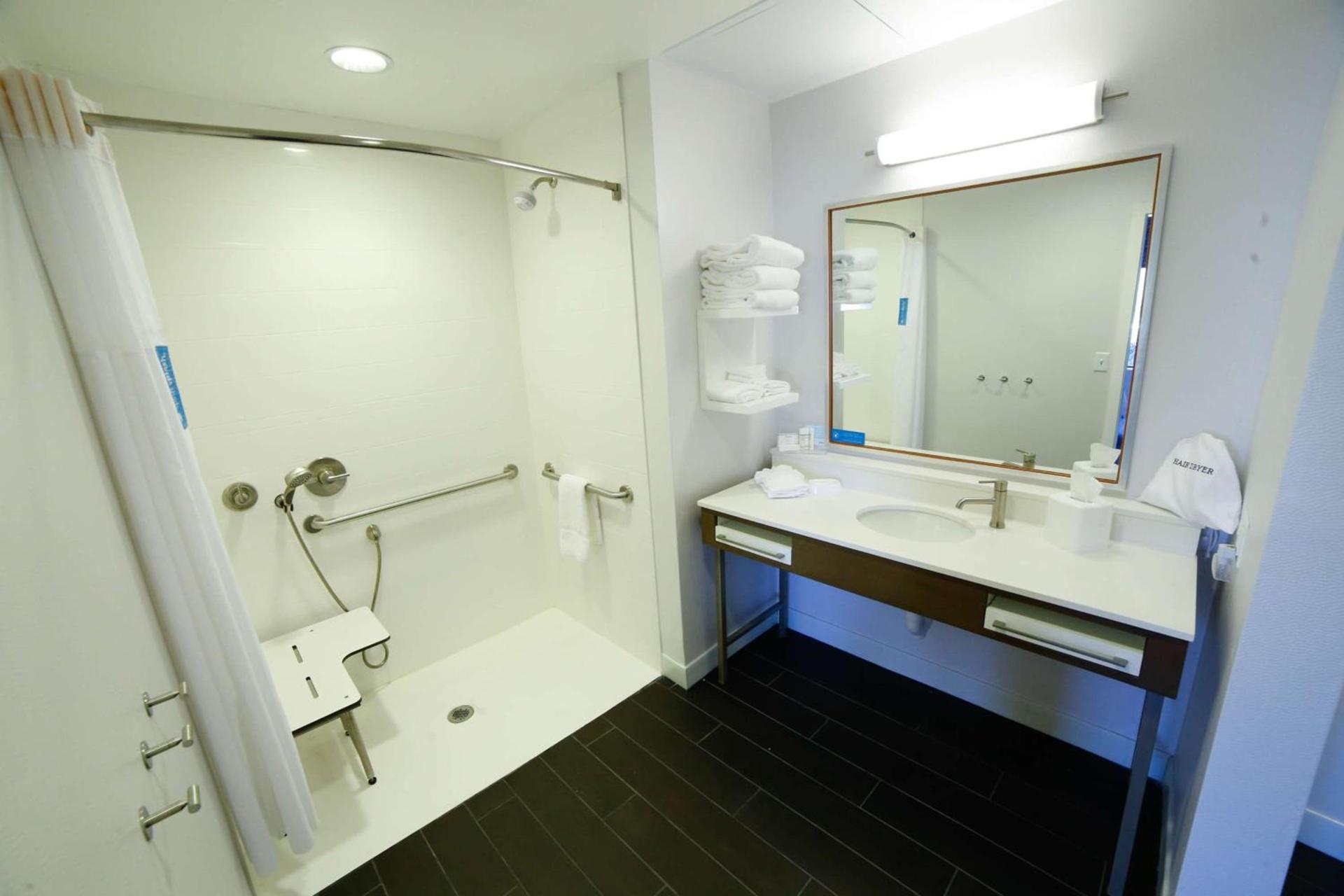 Hampton Inn & Suites Forest City photo 23