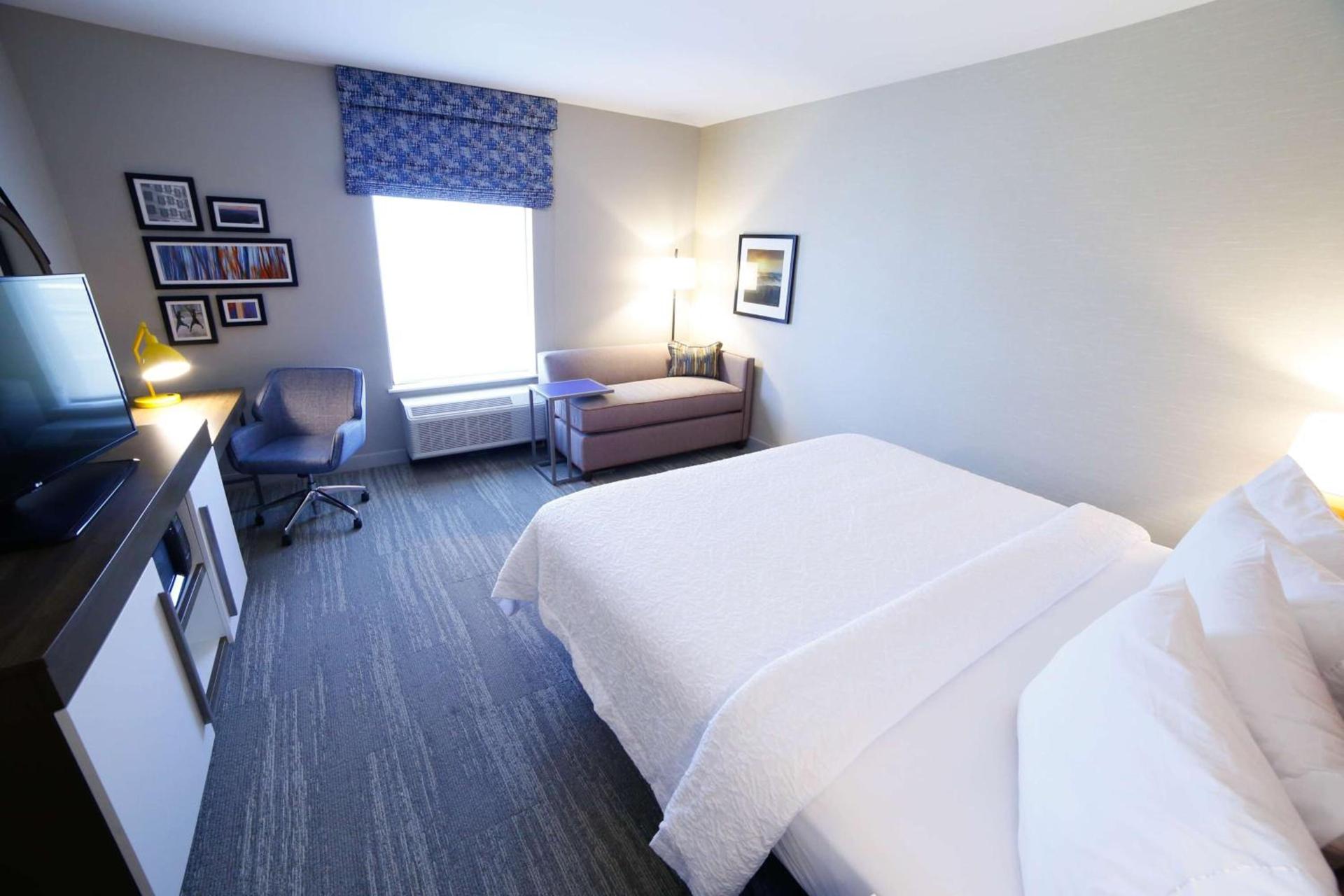 Hampton Inn & Suites Forest City photo 24