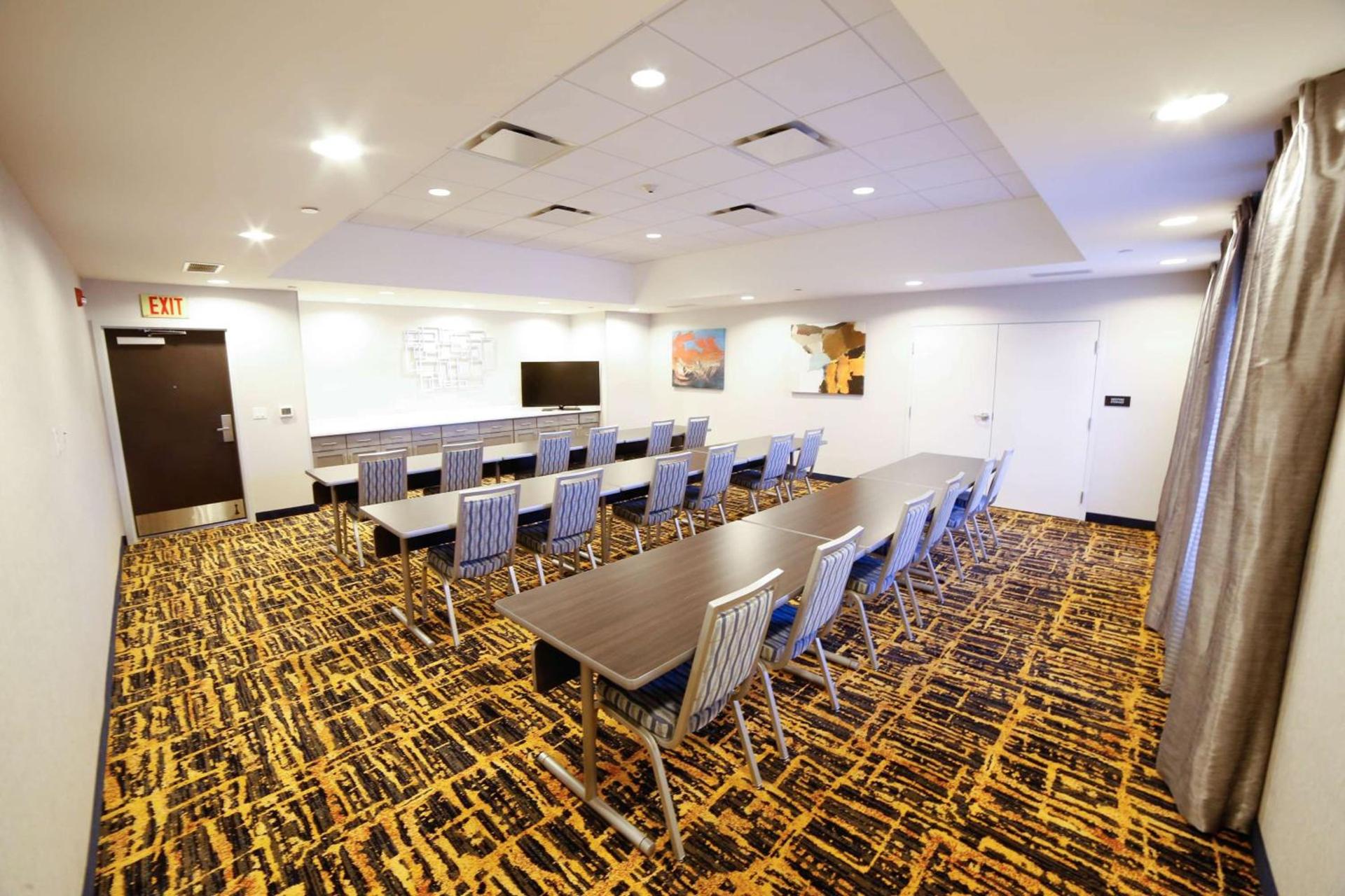 Hampton Inn & Suites Forest City photo 32