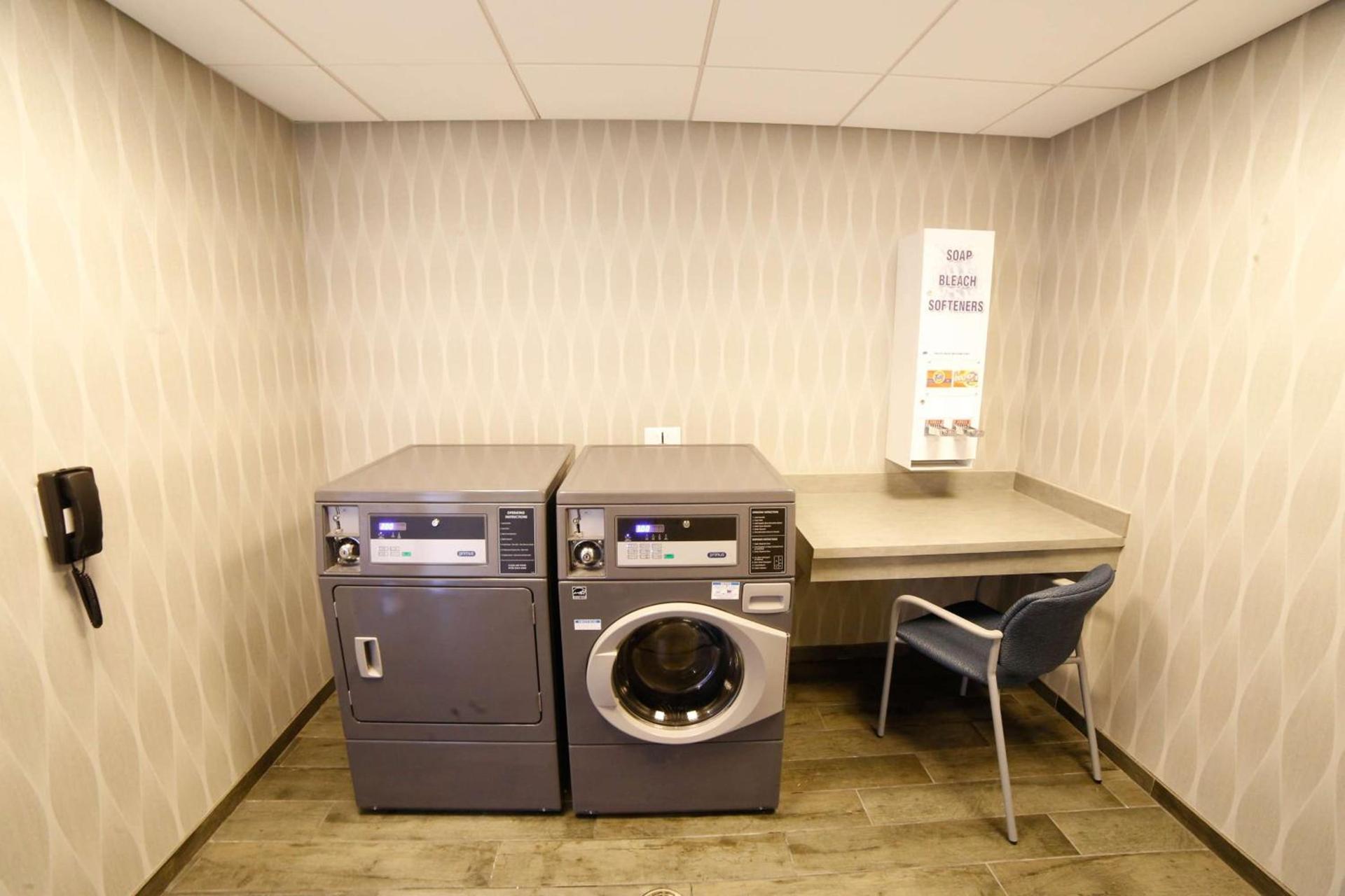 Hampton Inn & Suites Forest City photo 34