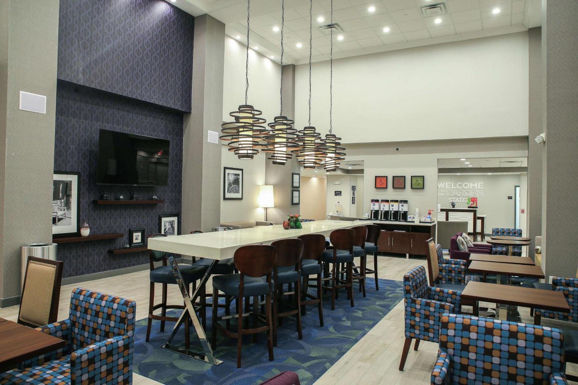 Hampton Inn & Suites Mount Laurel/Moorestown photo 2
