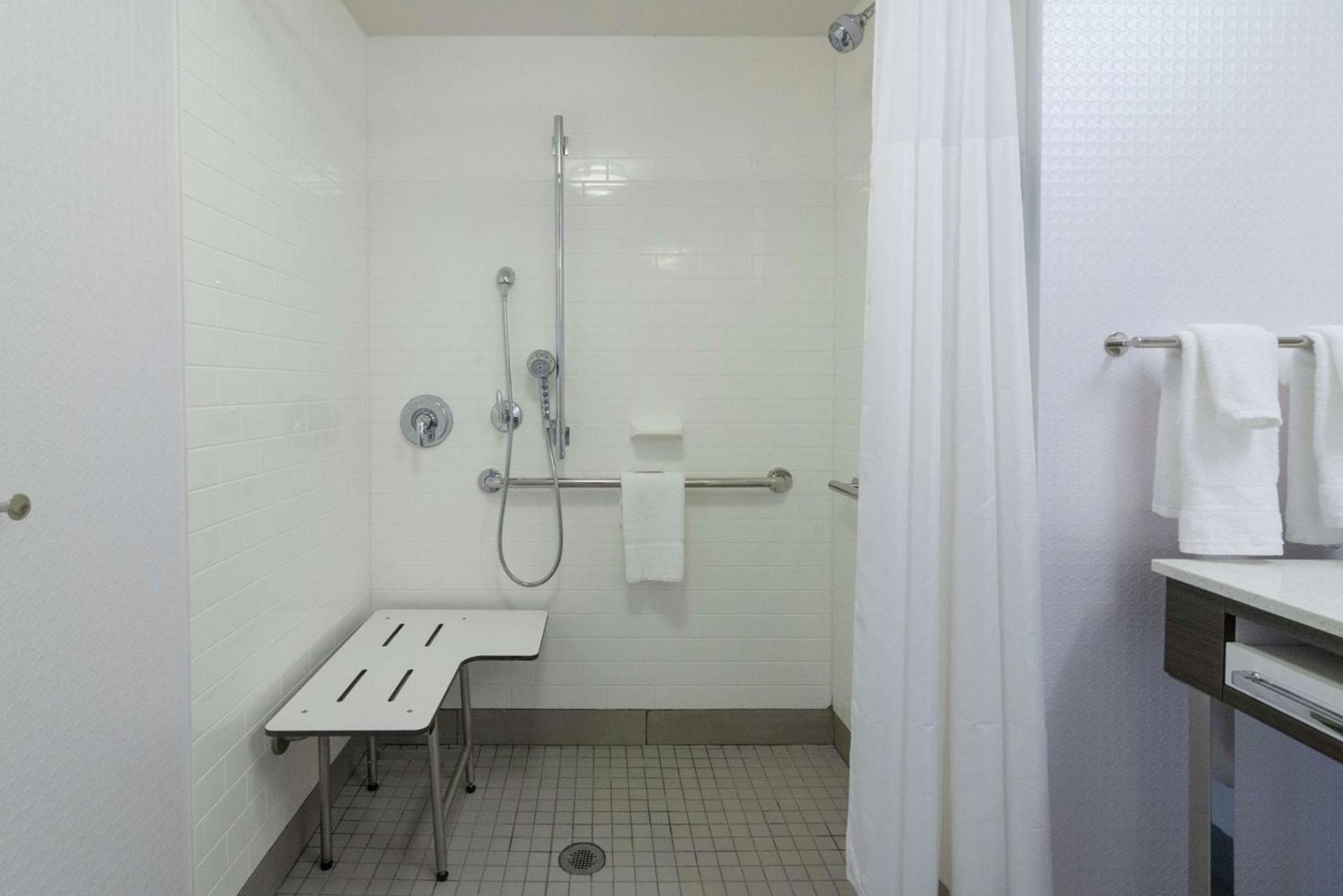 Hampton Inn & Suites - Allen Park photo 16