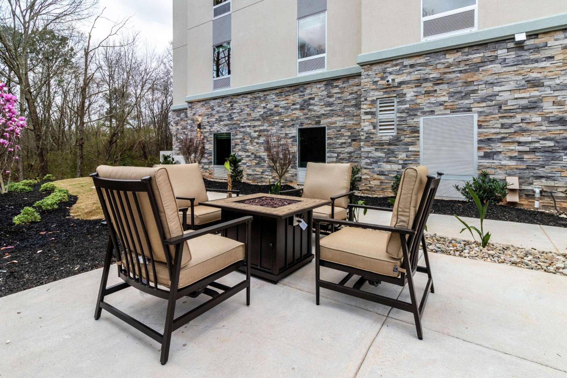 Hampton Inn Locust Grove photo 2