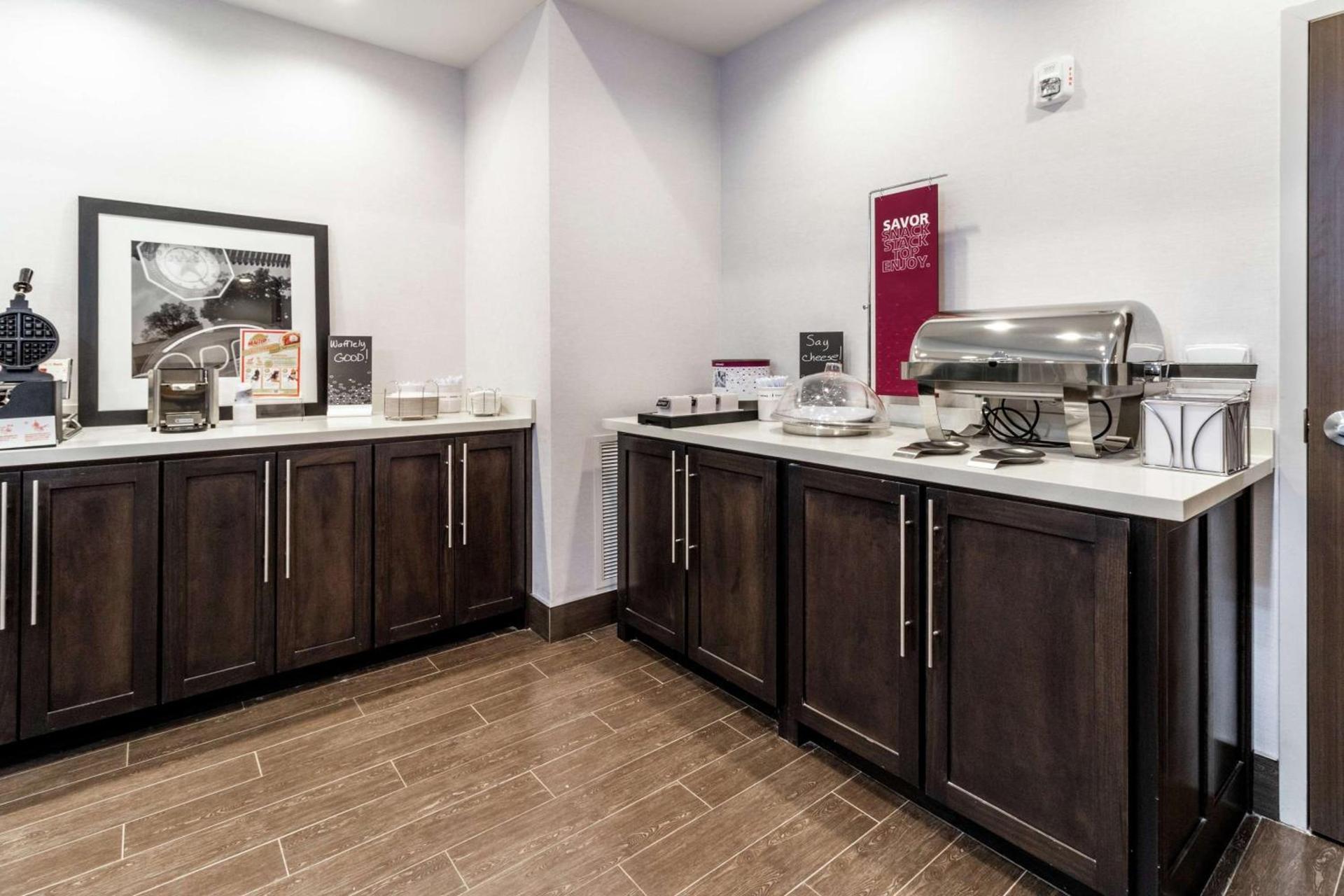 Hampton Inn Locust Grove photo 9
