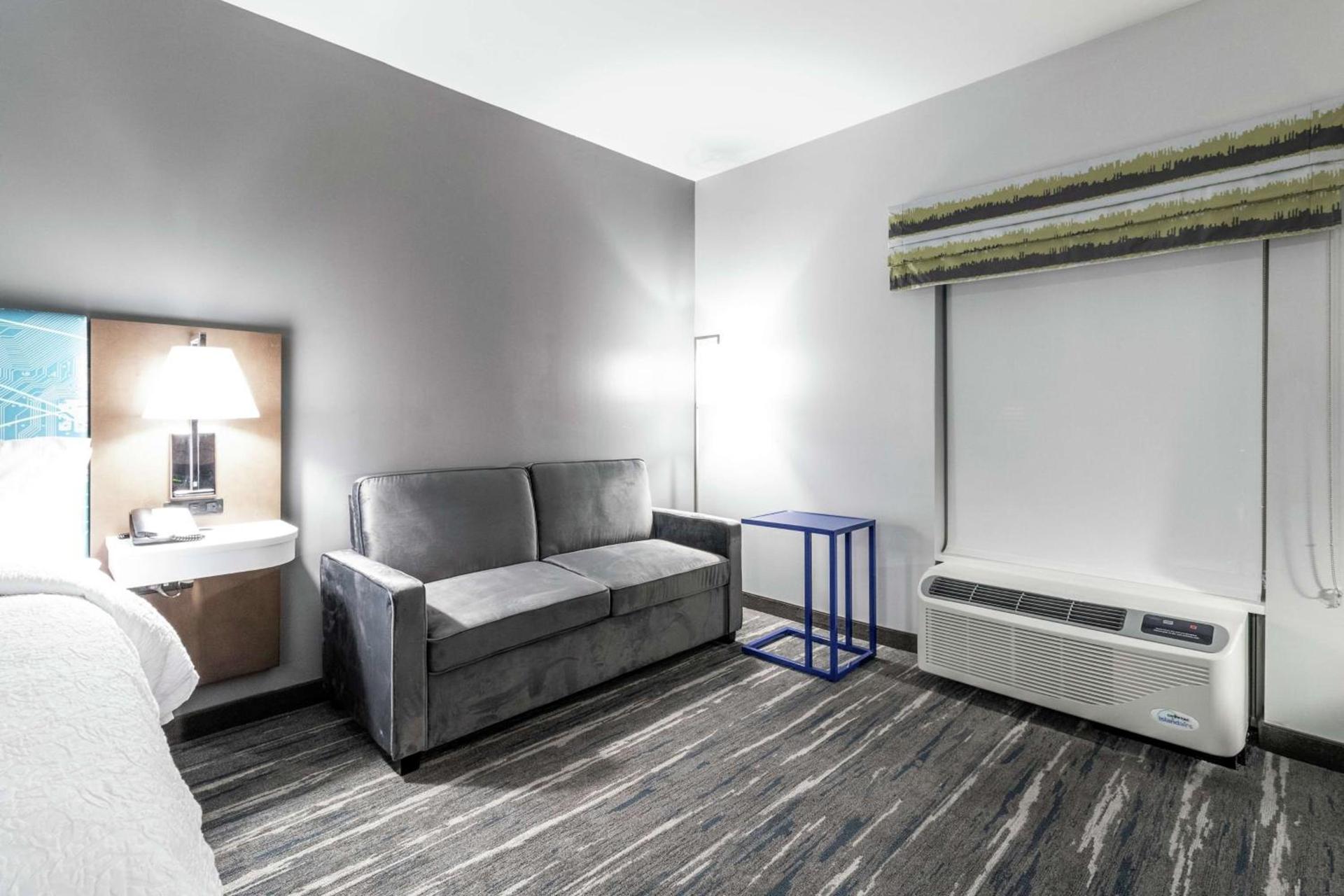 Hampton Inn Locust Grove photo 16