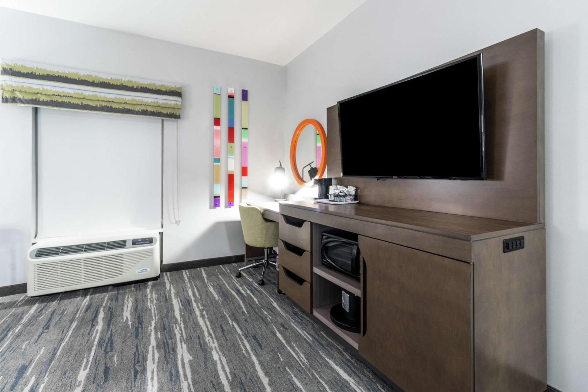 Hampton Inn Locust Grove photo 24