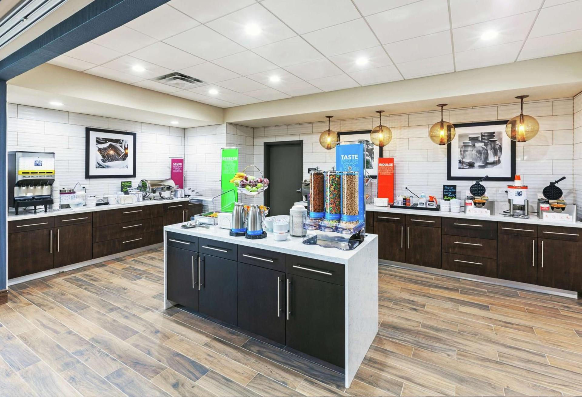Hampton Inn Gardner photo 8