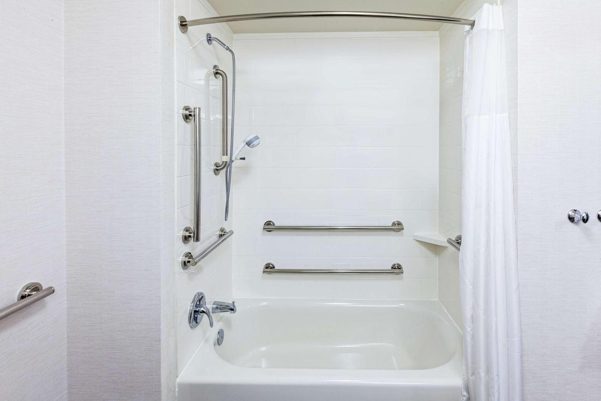 Hampton Inn Gardner photo 13