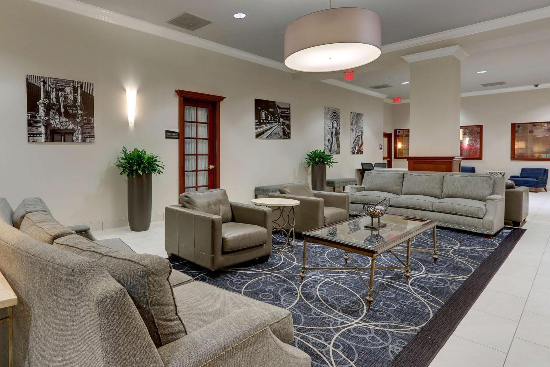 DoubleTree by Hilton St. Louis Forest Park photo 5