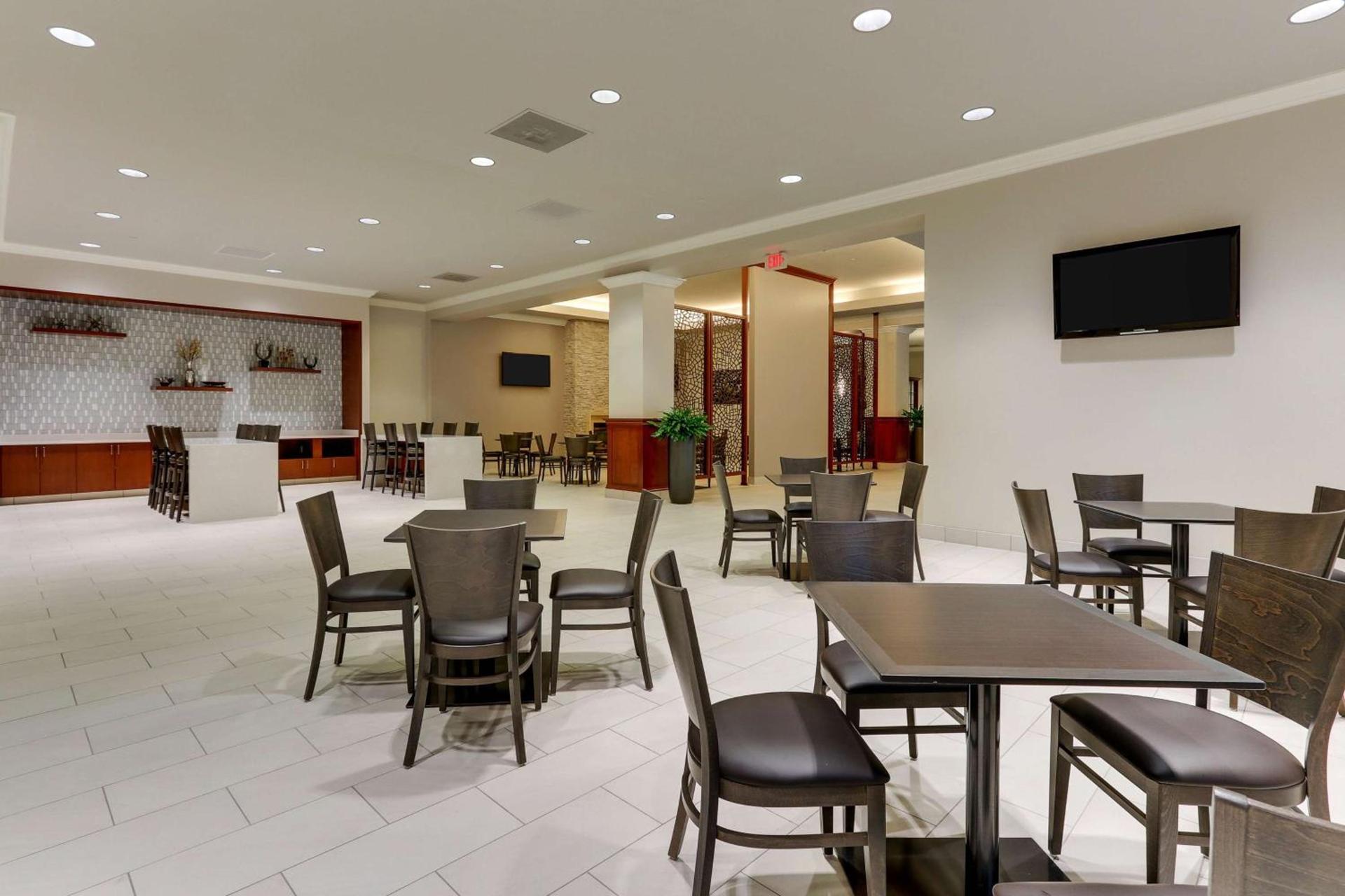 DoubleTree by Hilton St. Louis Forest Park photo 6